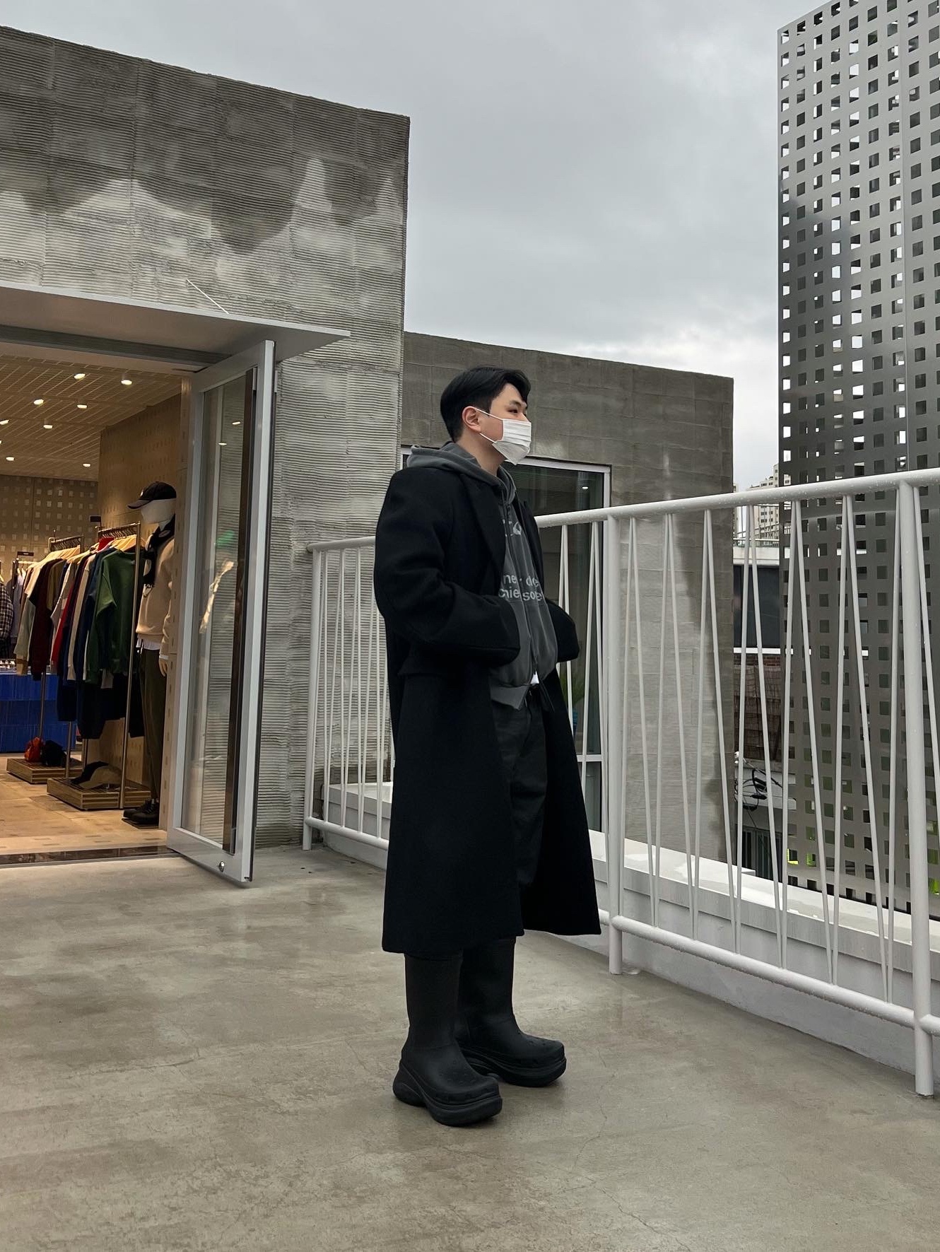 Balenciaga x Crocs Rubber Boot Black 착용 스타일 - 2