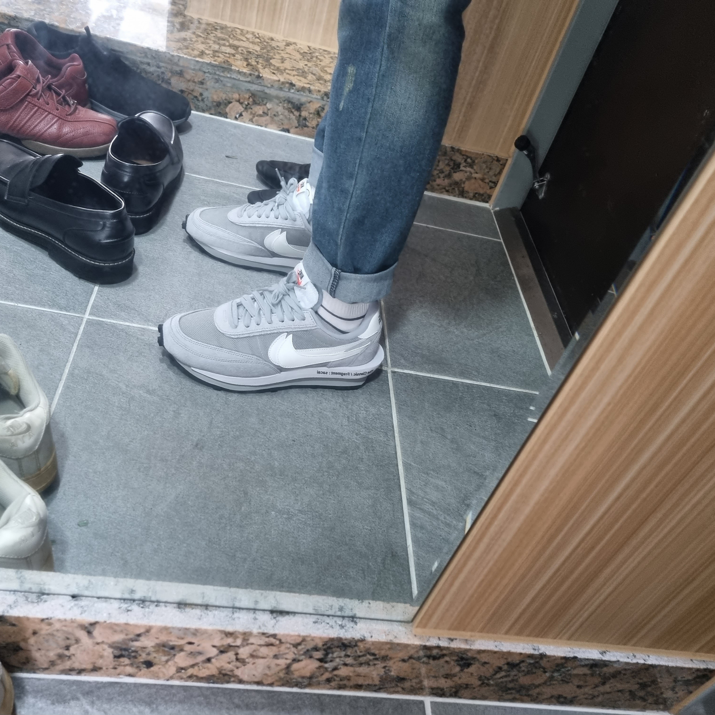 Nike x Sacai x Fragment LDWaffle Light Smoke Grey 착용 스타일 - 2