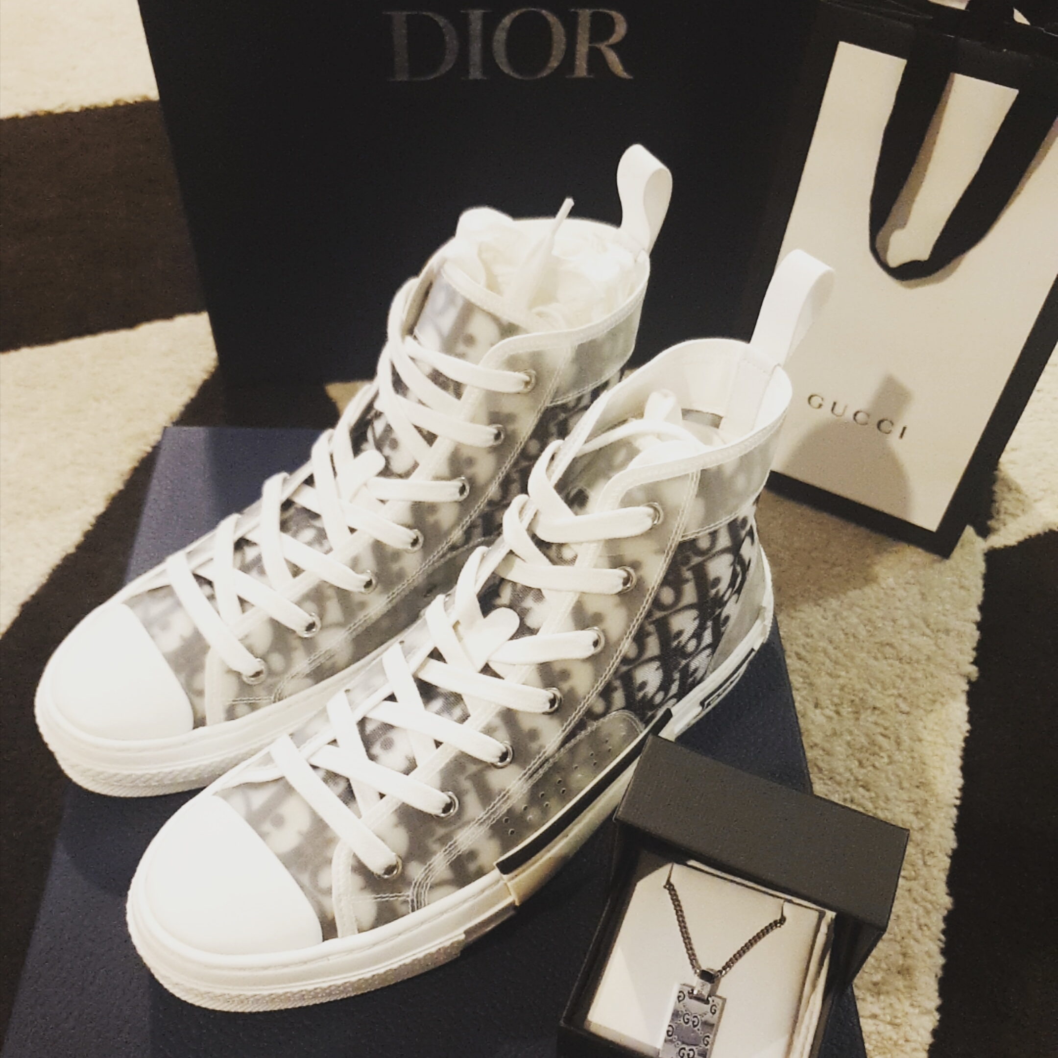 Dior B23 High Dior Oblique White & Black, Gucci Ghost Pendant Necklace Silver 착용 스타일