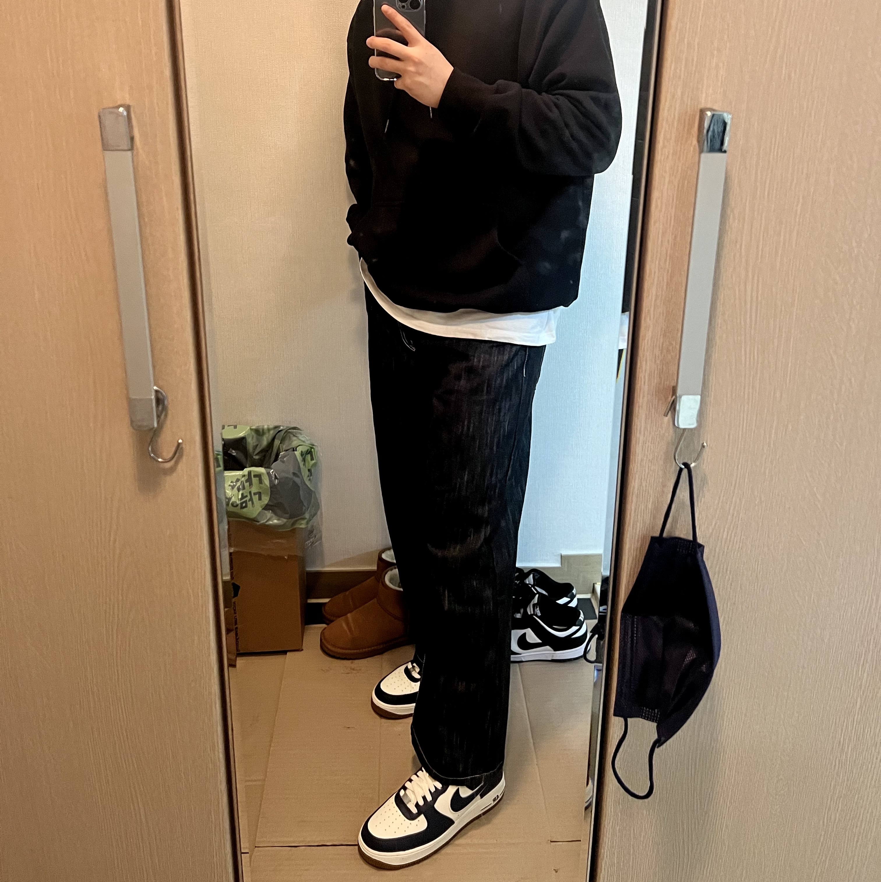 Nike Air Force 1 '07 LV8 Midnight Navy 착용 스타일