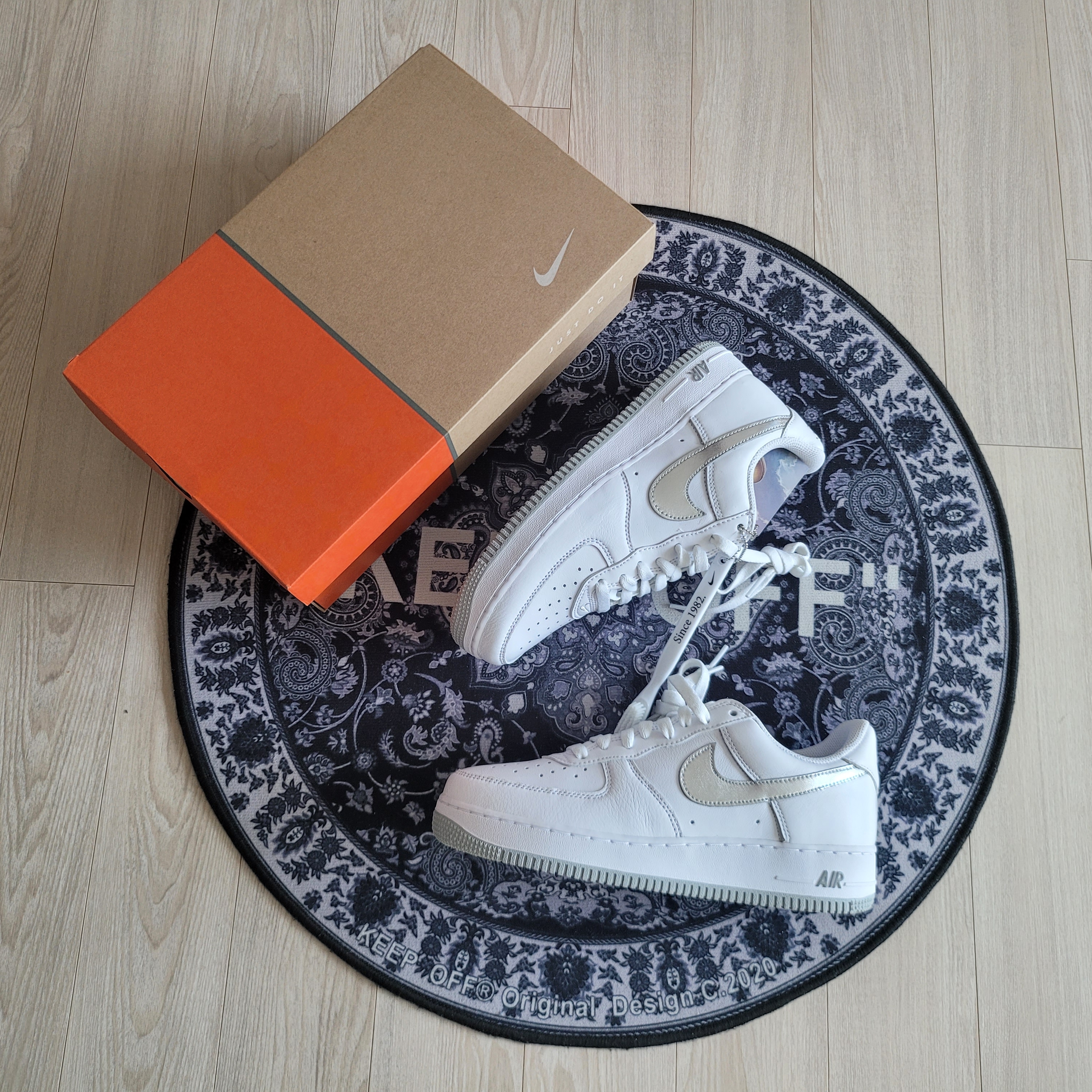 Nike Air Force 1 Low Retro Color of the Month White Metallic Silver 착용 스타일