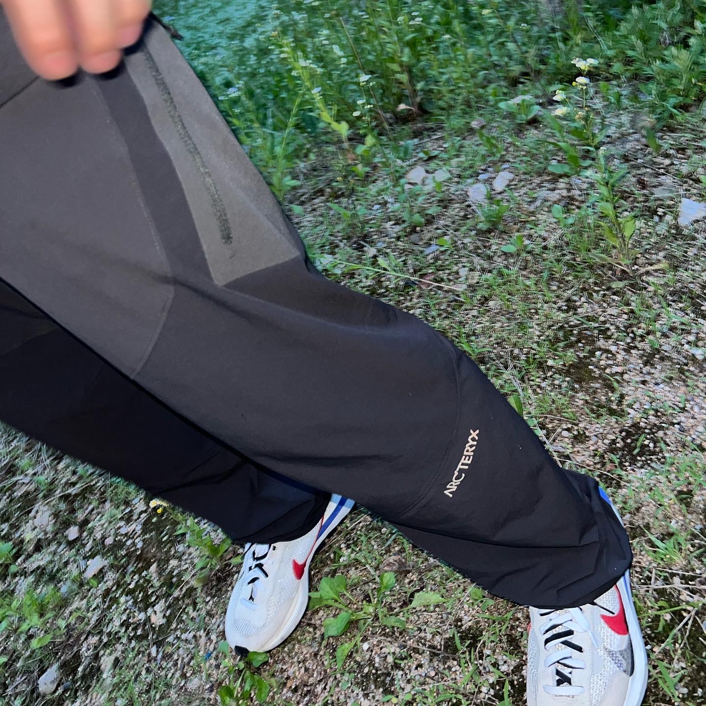 Arc'teryx System A Copal SS Bird T-Shirt Black Ultra Violet, Arc'teryx System A Paltz Cargo Pants Black Ash 착용 스타일 - 2