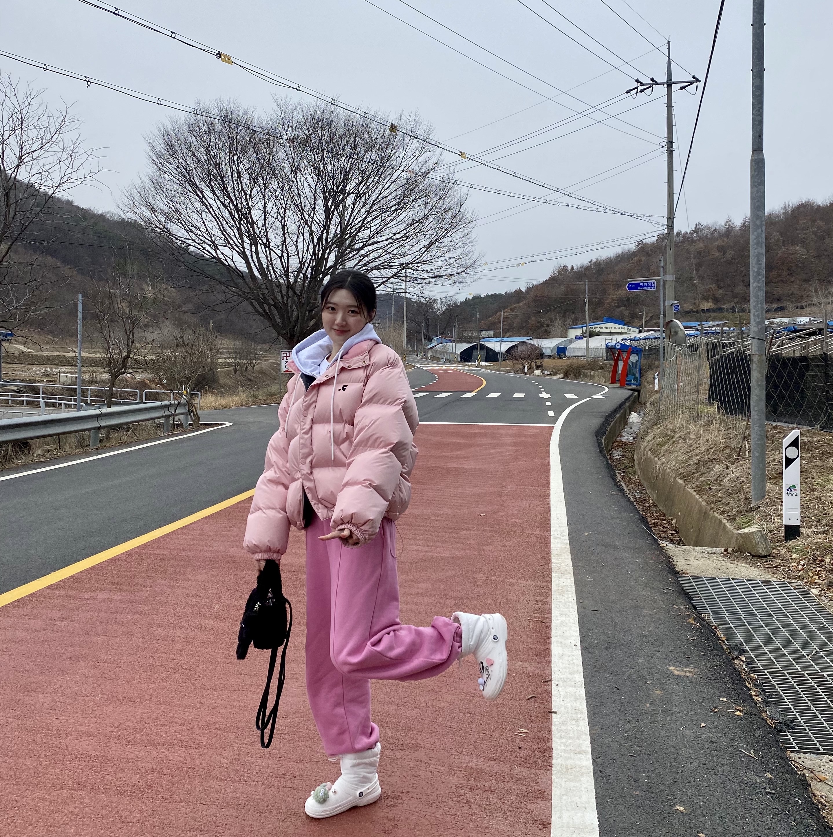 Crocs Classic Lined Neo Puff Boot White, Telfar x UGG Small Shopping Bag Black 착용 스타일 - 1