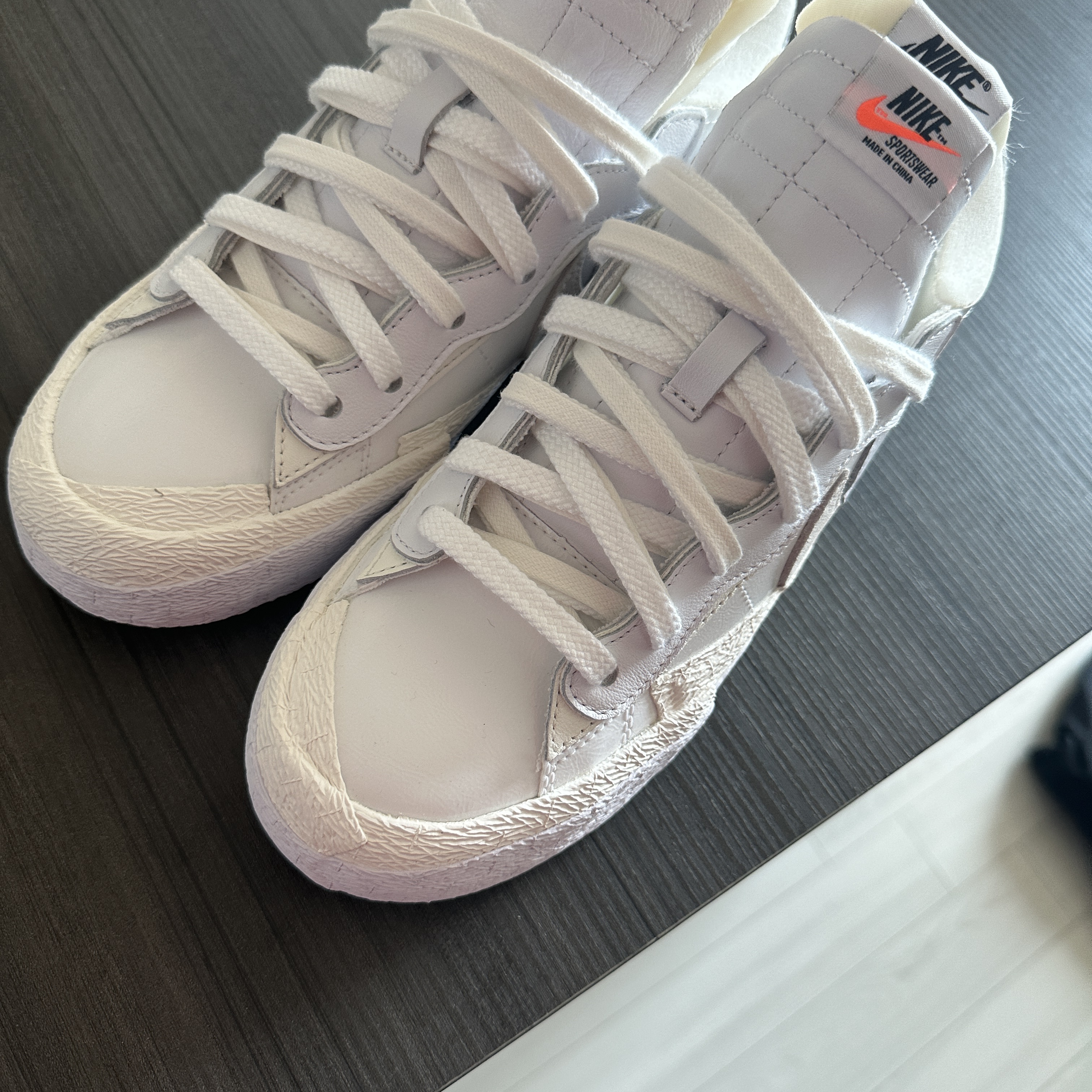Nike x Sacai Blazer Low White Patent Leather 착용 스타일