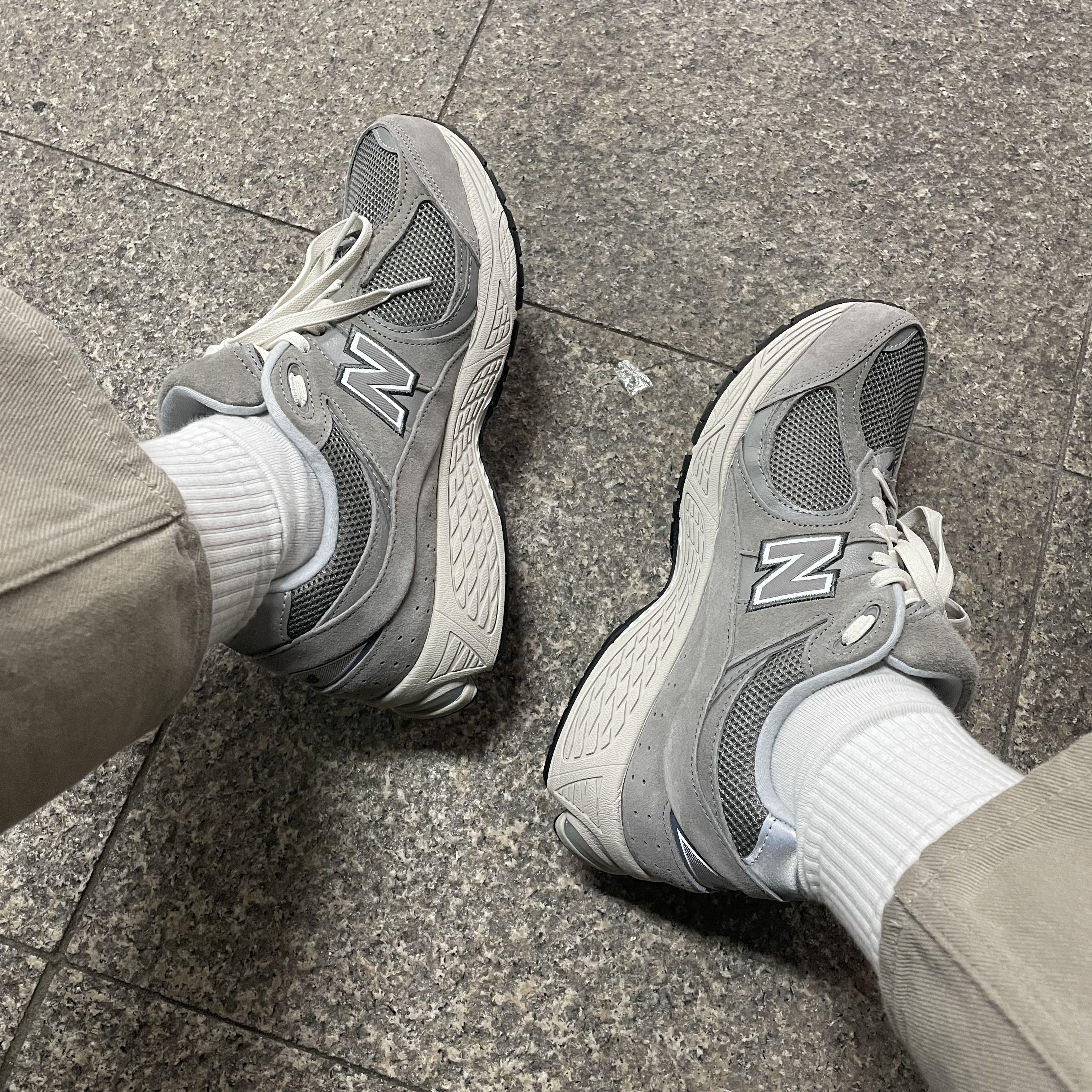 New Balance 2002R Grey 착용 스타일