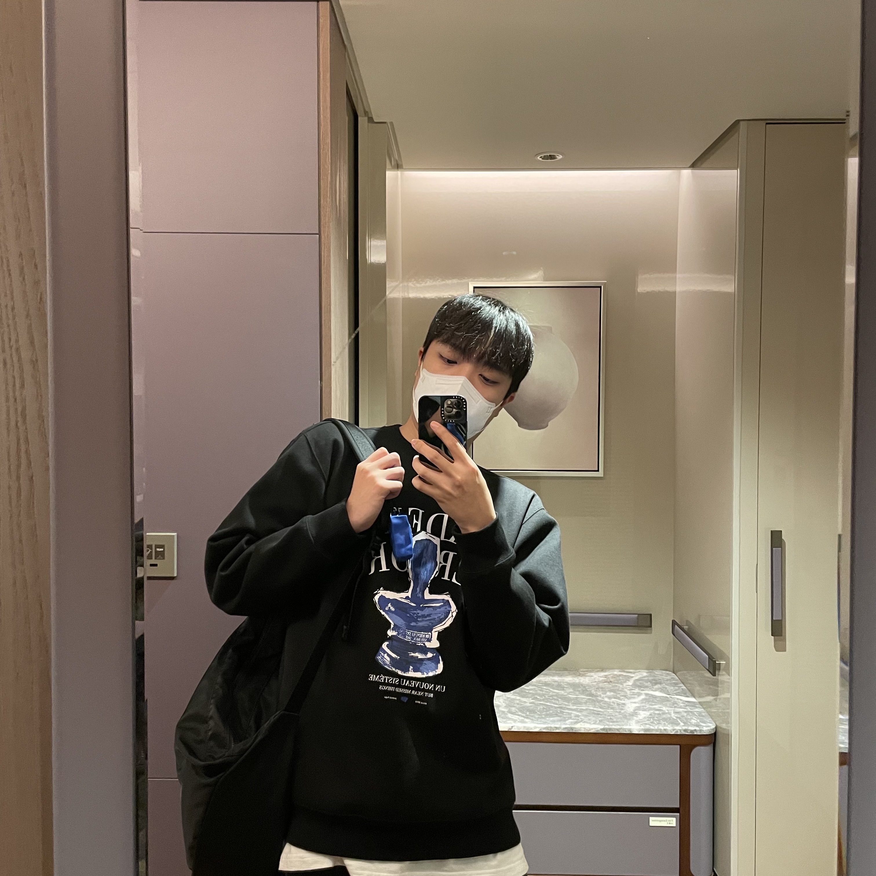 Ader Error Small Shopper Bag Blue, Ader Error Portrait Trophy Logo Sweatshirt Grey 착용 스타일 - 3