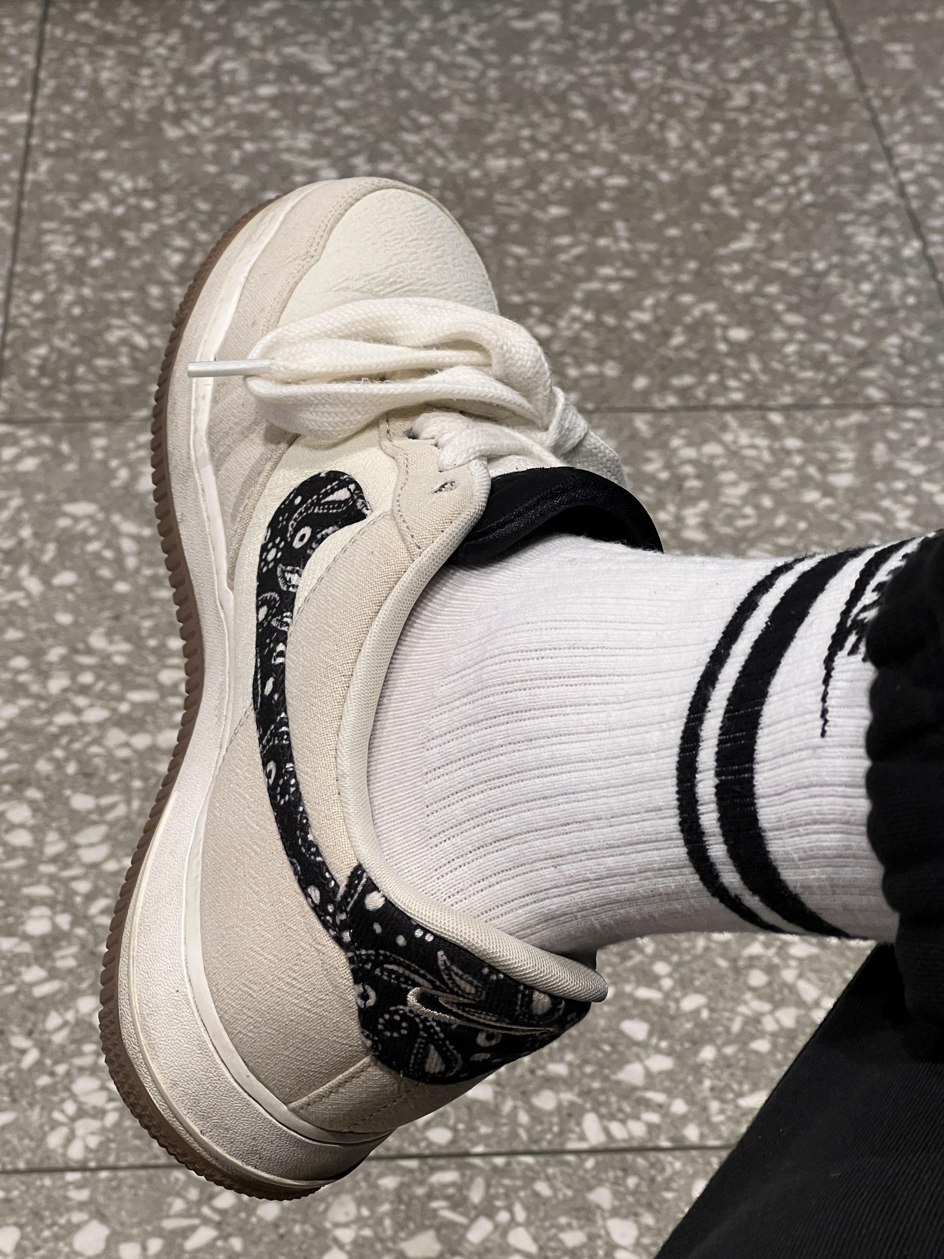Nike Air Force 1 '07 LV8 Paisley Swoosh 착용 스타일