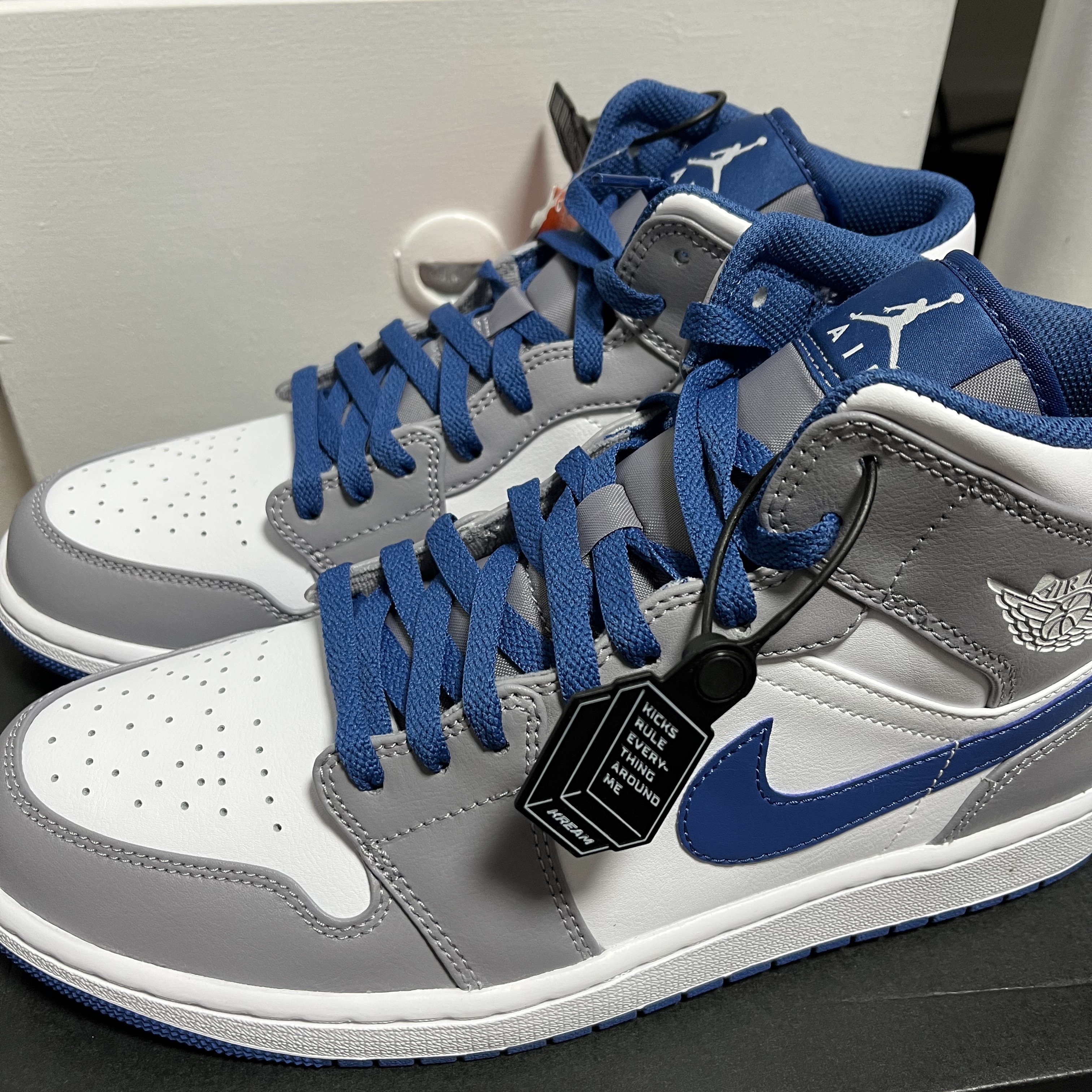 Jordan 1 Mid Cement Grey True Blue 착용 스타일