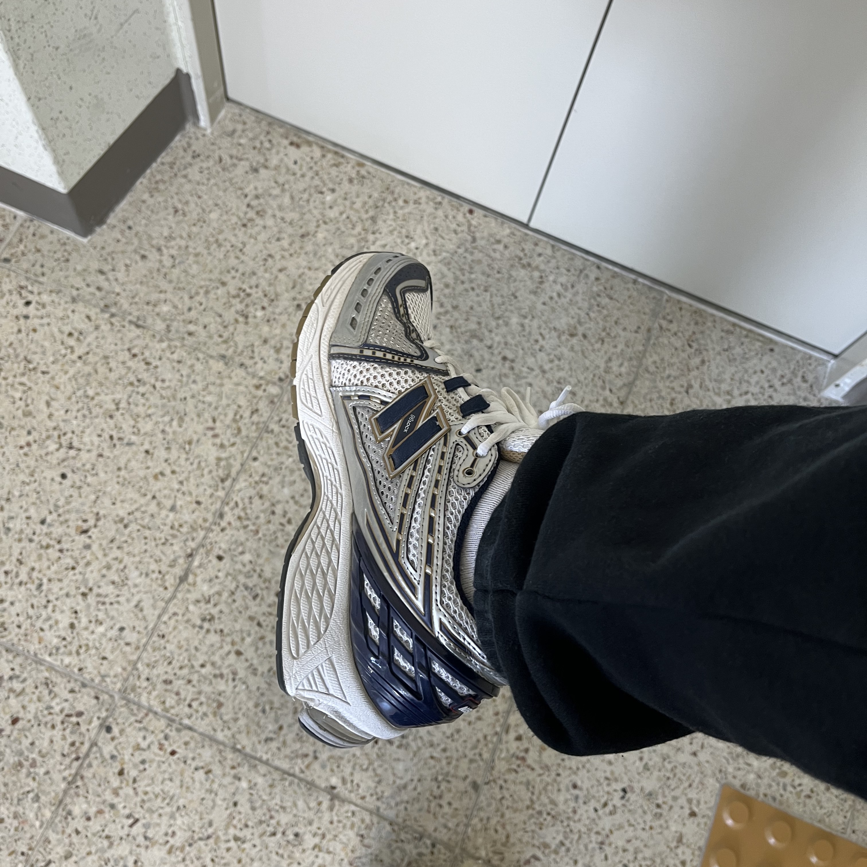 New Balance 1906R White Navy Gold 착용 스타일