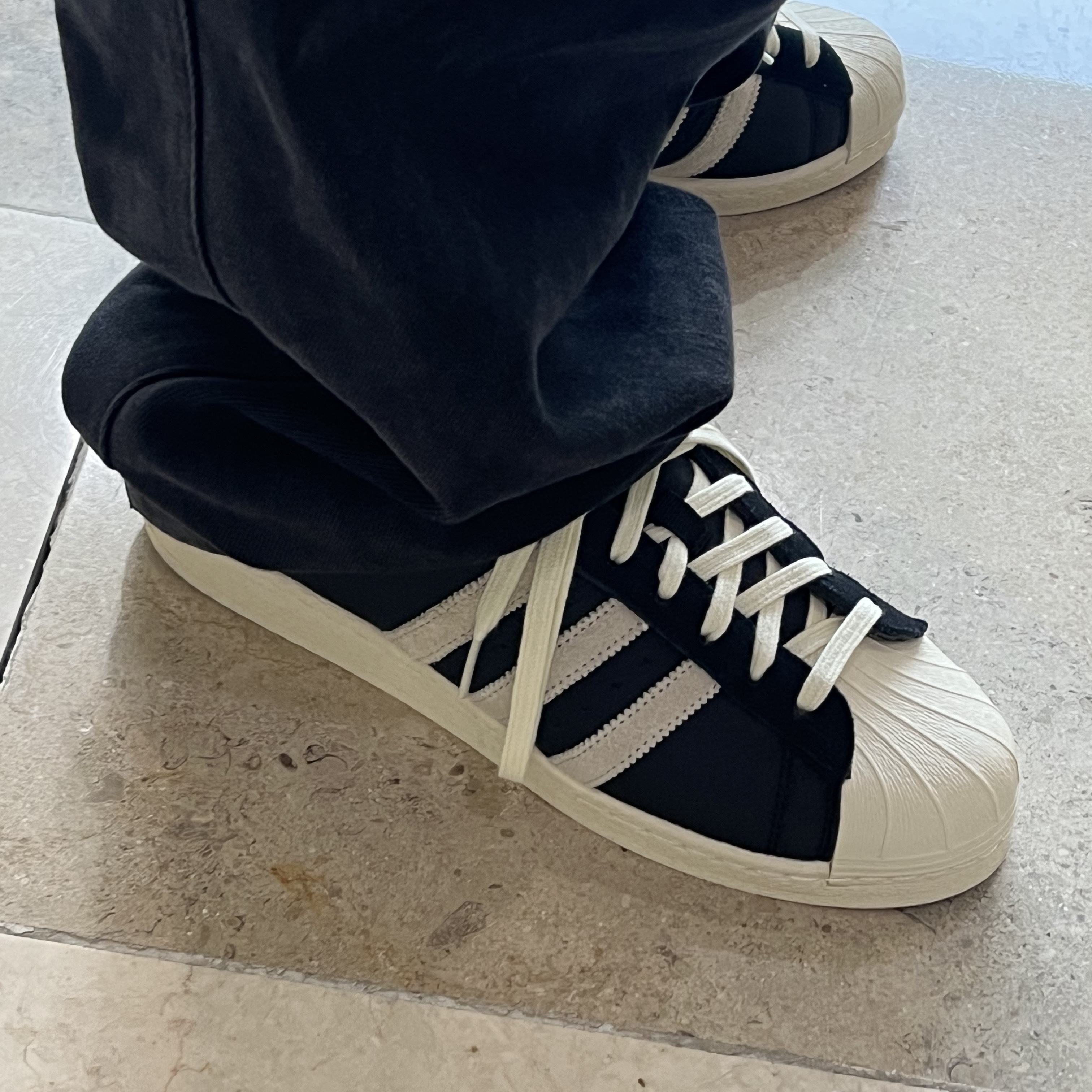Adidas Superstar 82 Black White 착용 스타일 - 1