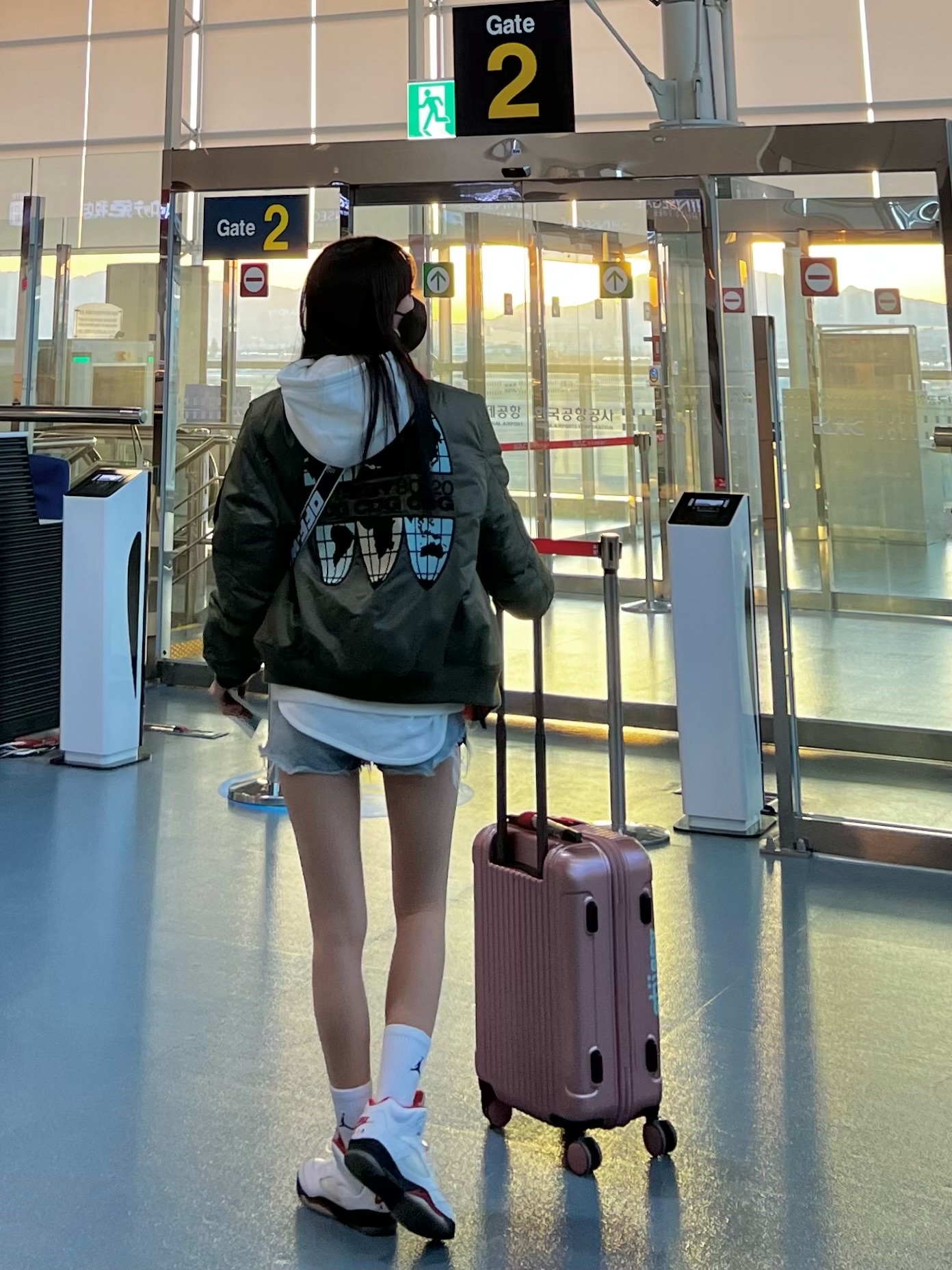 Stussy x CDG MA-1 Jacket Olive, Jordan x Off-White Fleece Pullover Hoodie Sail - Asia 착용 스타일