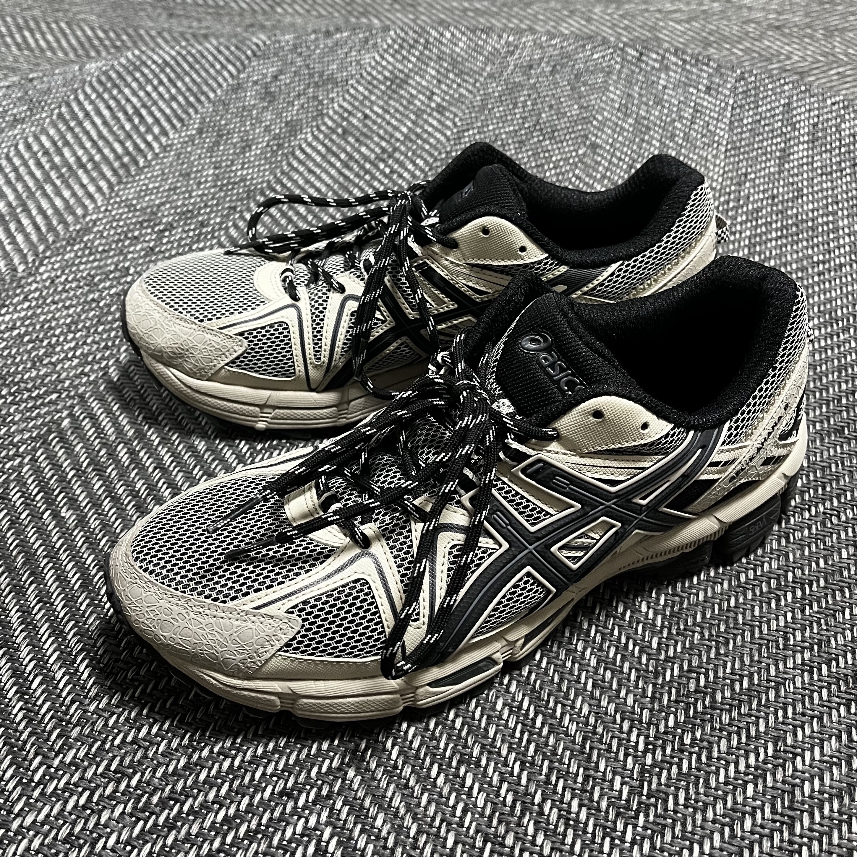 Asics Gel-Kahana 8 Grey Black Carbon 착용 스타일 - 1
