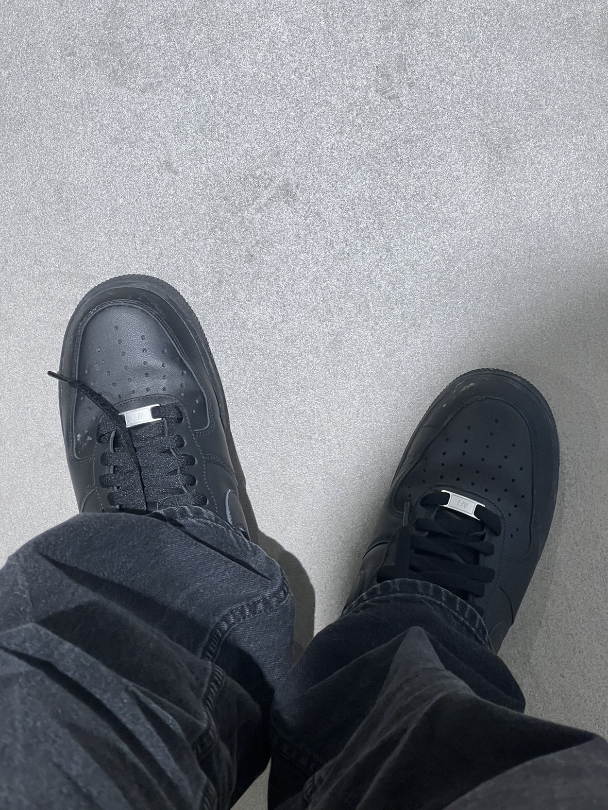 Nike Air Force 1 '07 Low Triple Black 착용 스타일