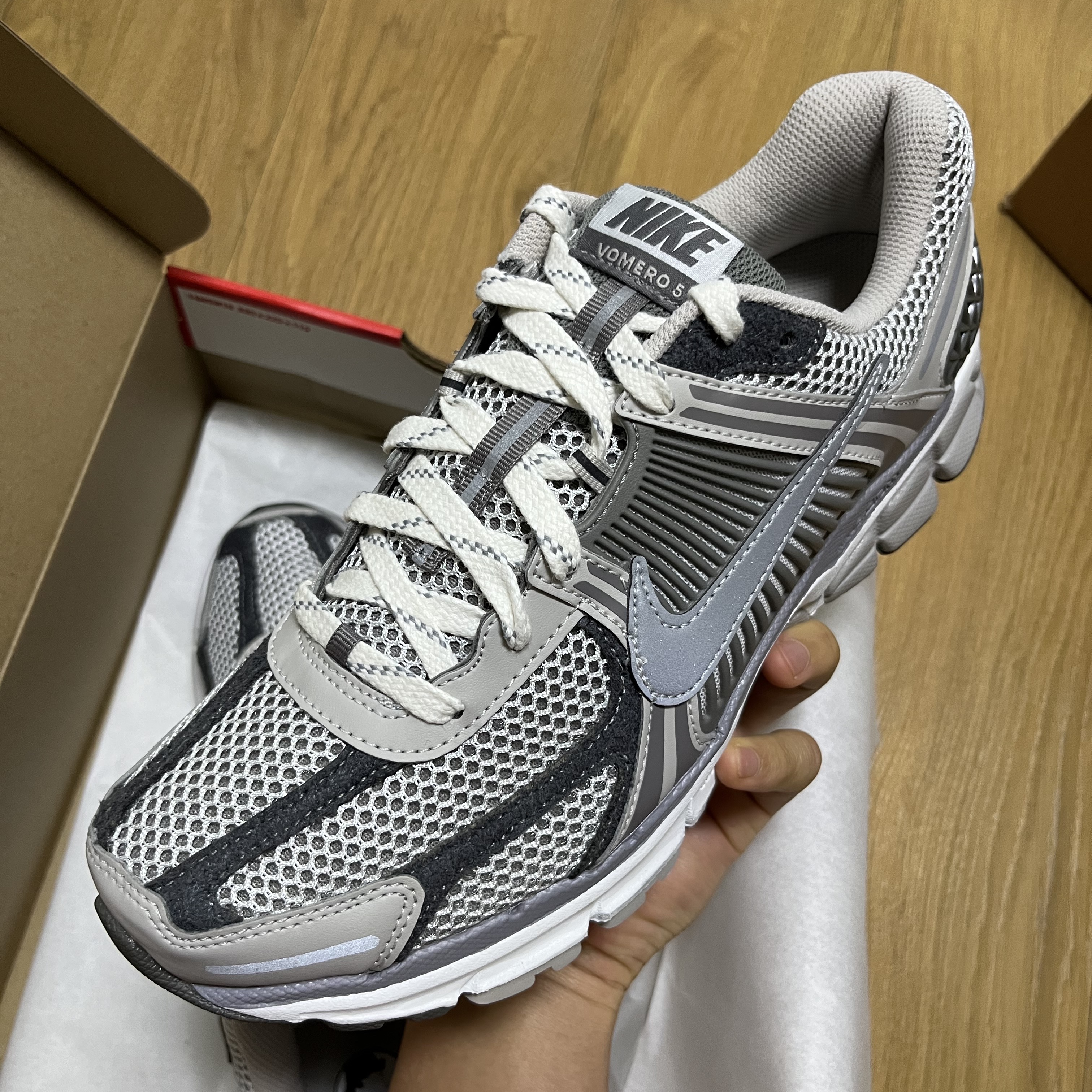 Nike Zoom Vomero 5 PRM Light Iron Ore and Flat Fewter 착용 스타일