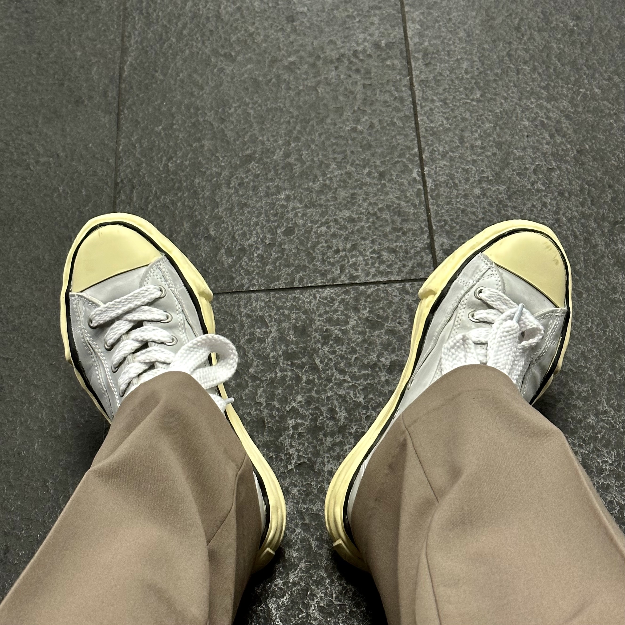 Maison Mihara Yasuhiro Peterson OG Sole Paraffin Leather Low-top Sneakers White 착용 스타일