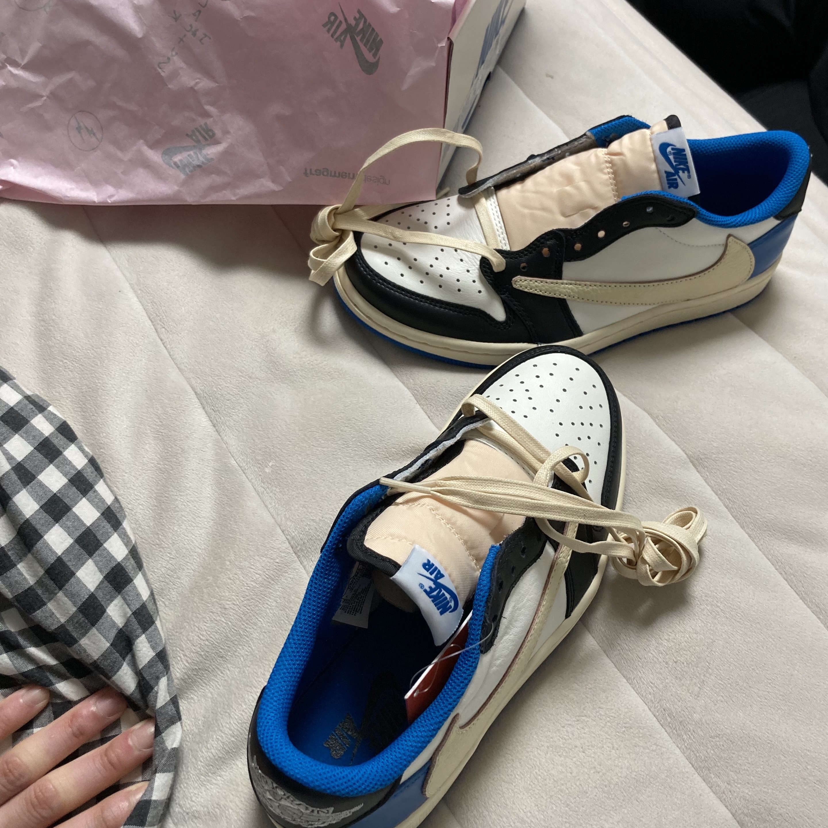 Jordan 1 x Travis Scott x Fragment Retro Low OG SP Military Blue 착용 스타일 - 1
