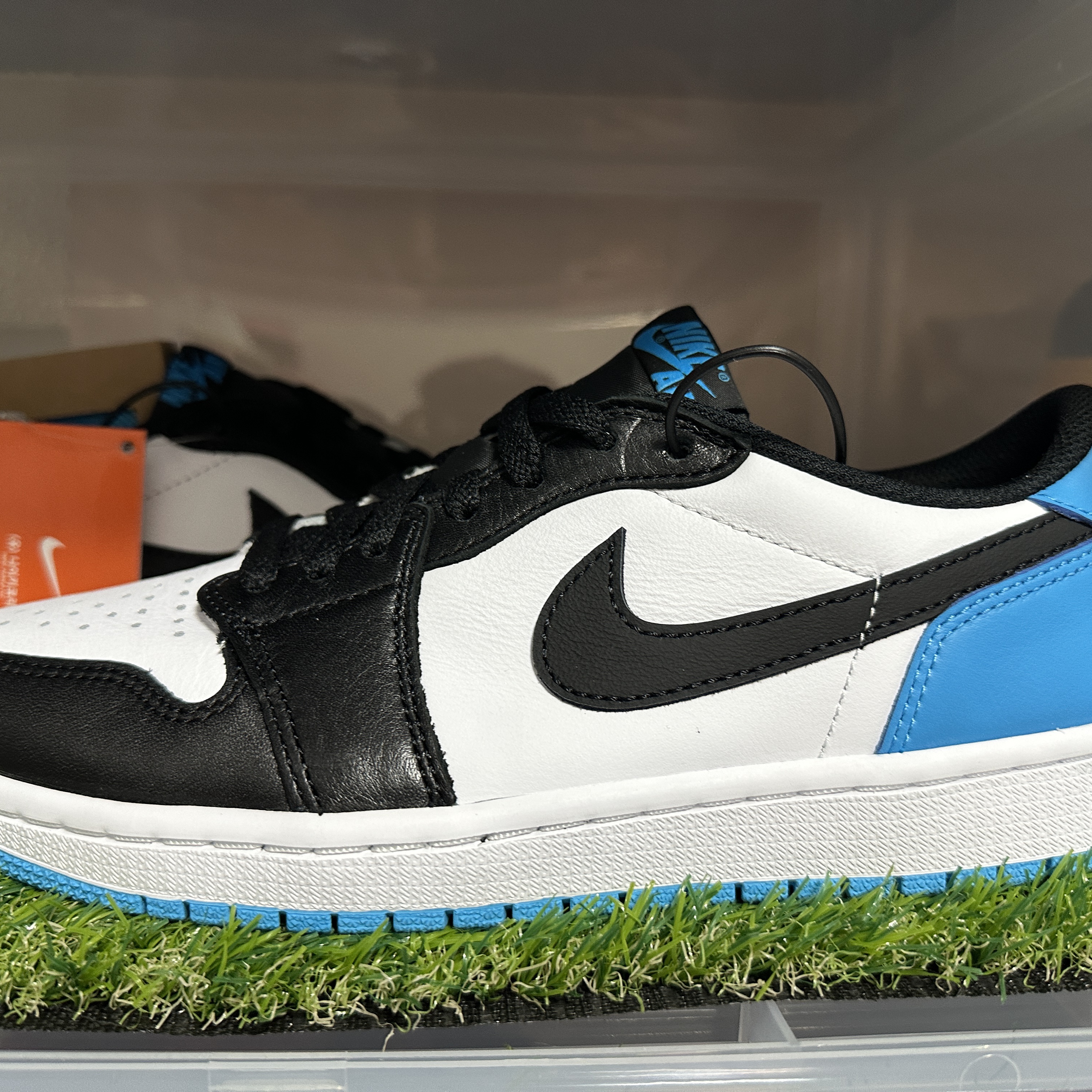 Jordan 1 Retro Low OG Black and Dark Powder Blue 착용 스타일