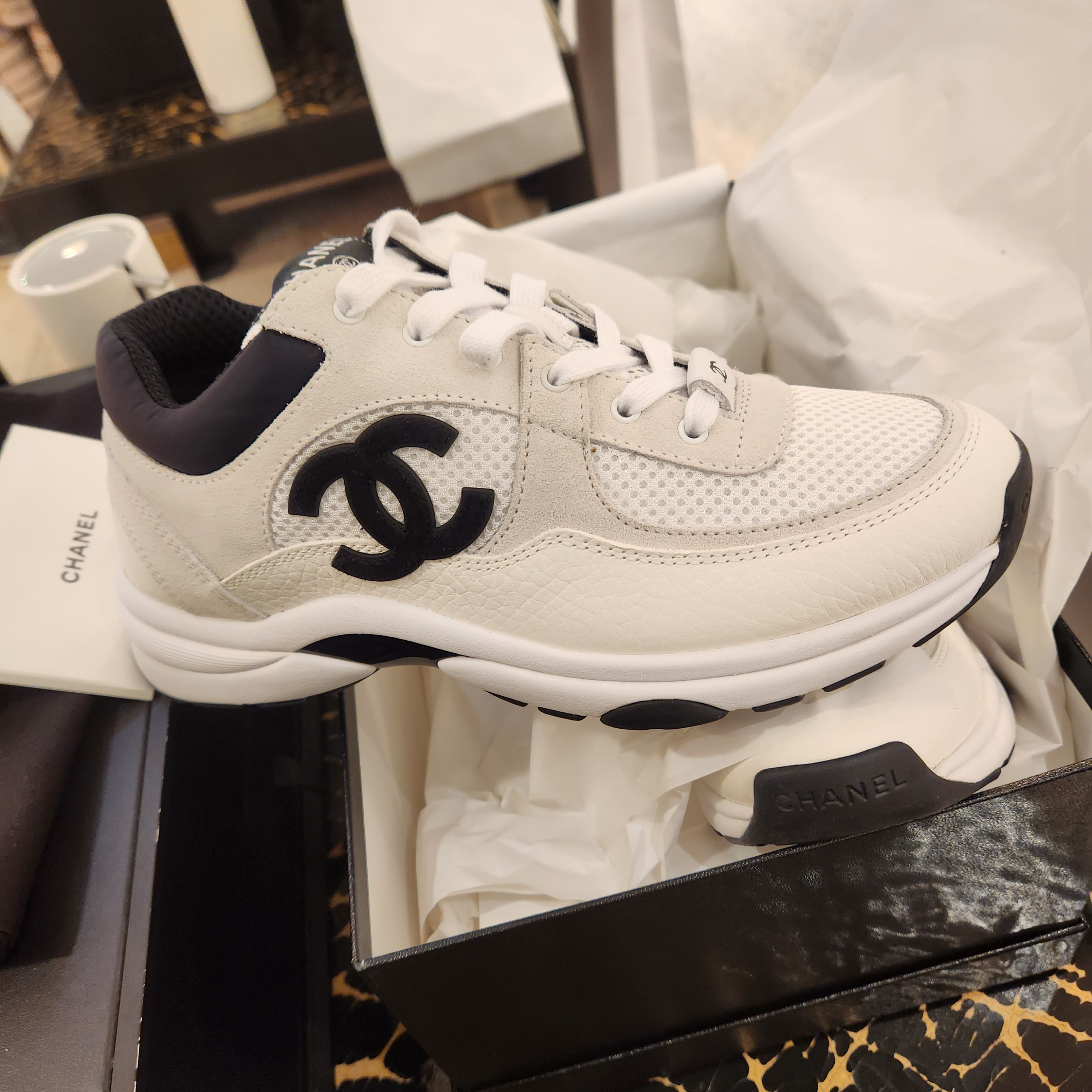 (W) Chanel Sneakers Mesh Suede Calfskin & White Black 착용 스타일