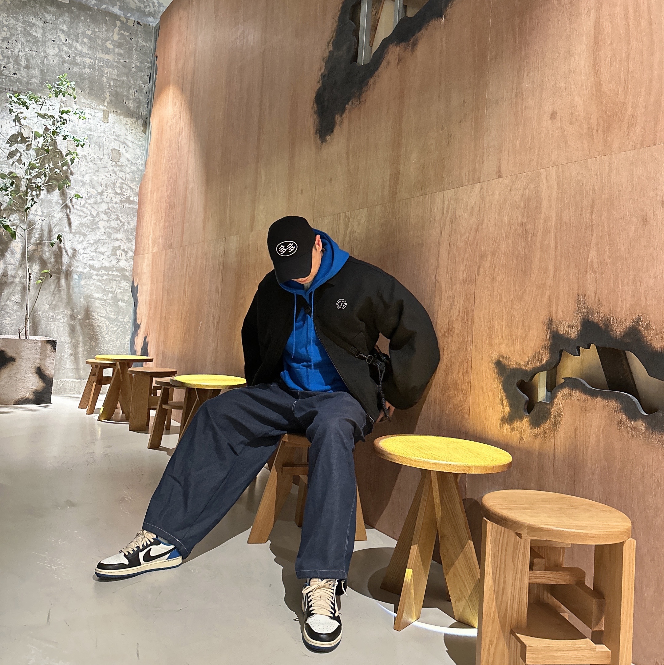 Dada Logo Cap Black White, Dada Logo Hoodie Blue 착용 스타일 - 1