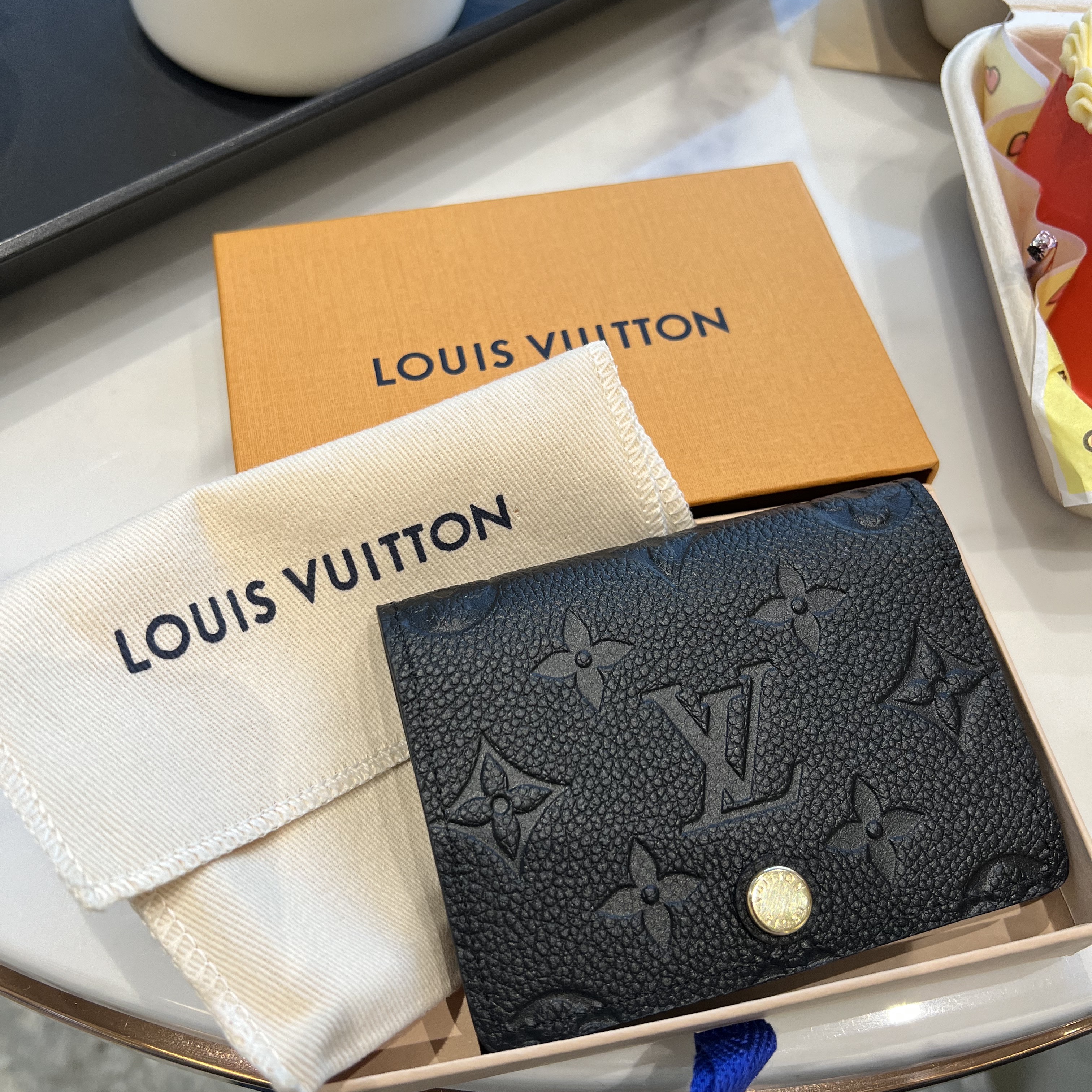 Louis Vuitton Business Card Holder Monogram Embossed Leather Black 착용 스타일 - 1
