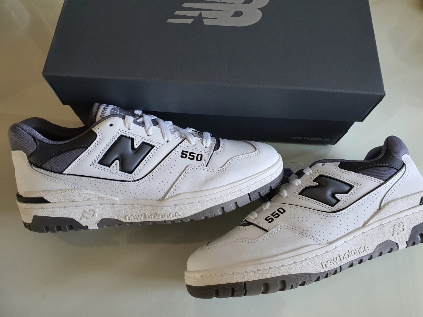 New Balance 550 White Grey Dark Grey - 2E Wide 착용 스타일 - 1
