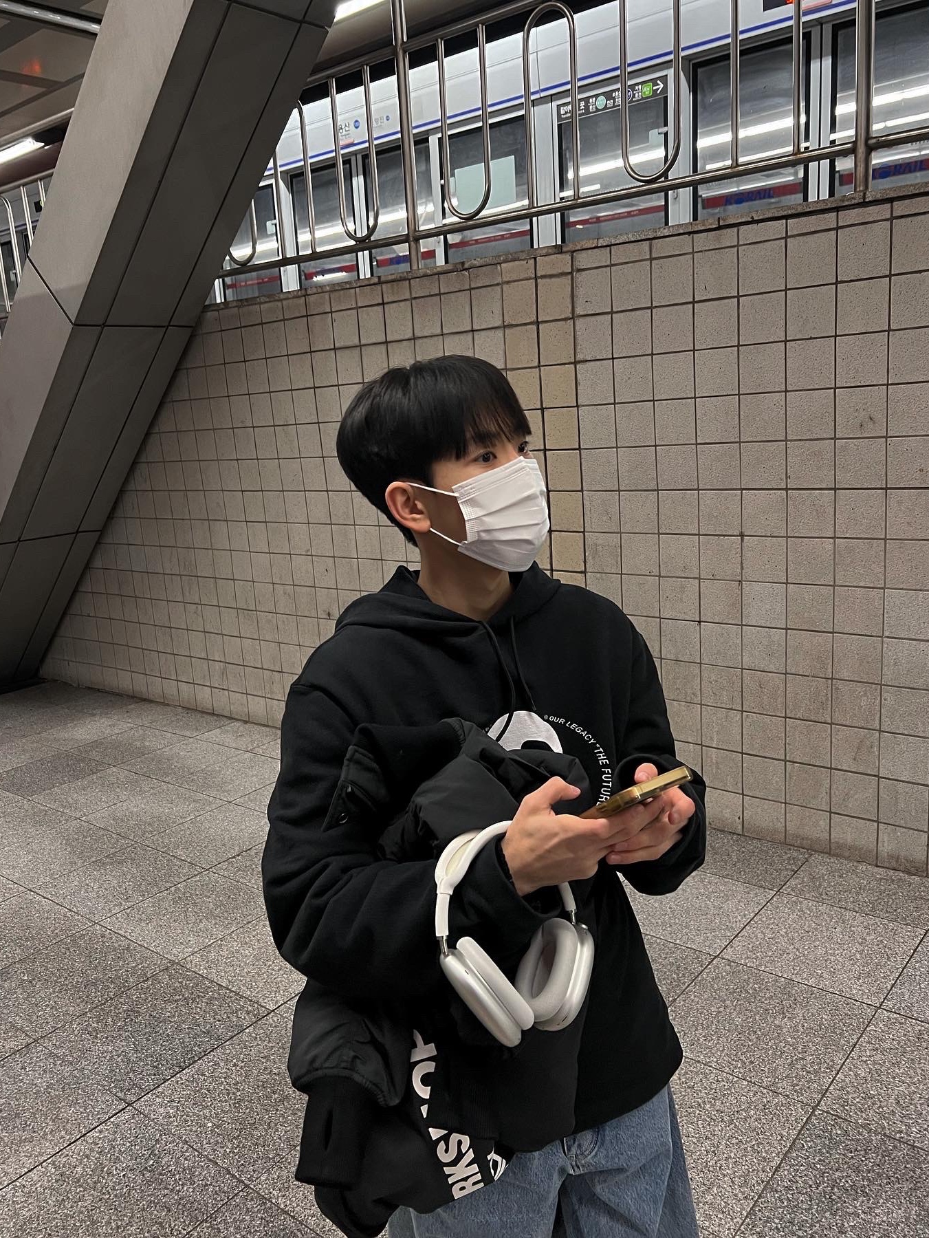 Our Legacy Loose Hoodie Maverick Skull Print Black 착용 스타일 - 1