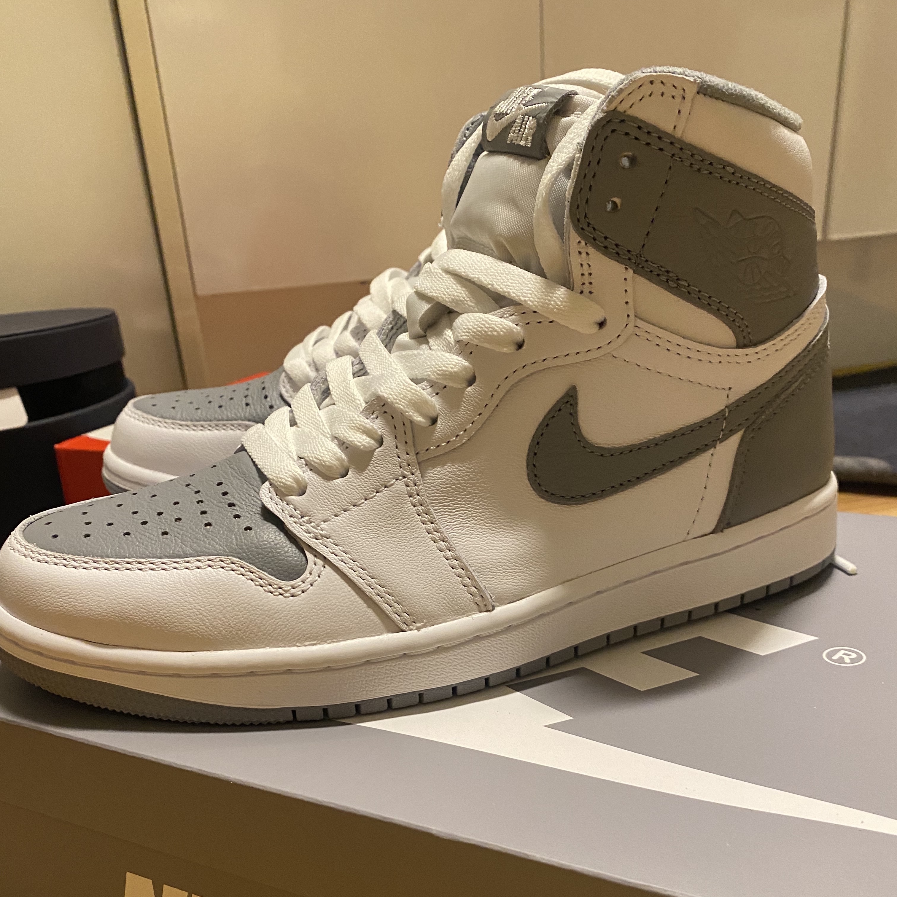 Jordan 1 Retro High OG Stealth 착용 스타일 - 1