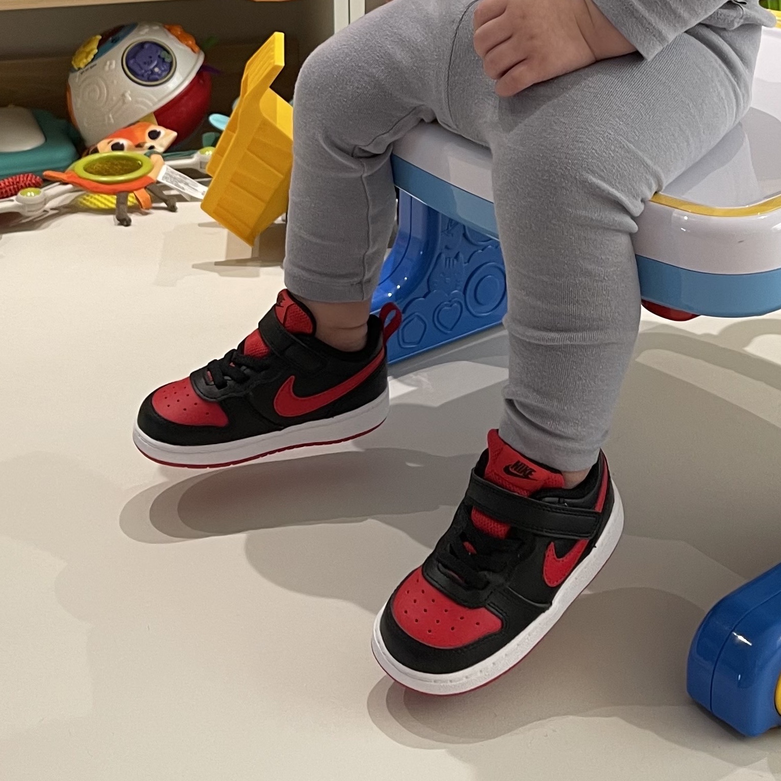 (TD) Nike Court Borough Low 2 Black University Red 착용 스타일 - 2