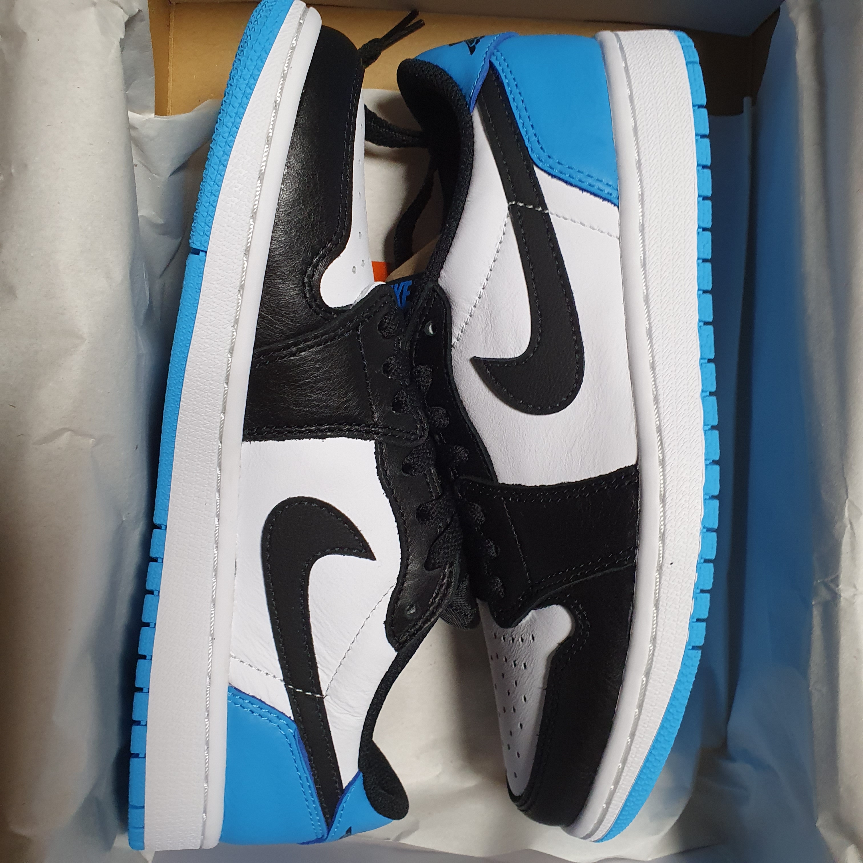 Jordan 1 Retro Low OG Black and Dark Powder Blue 착용 스타일