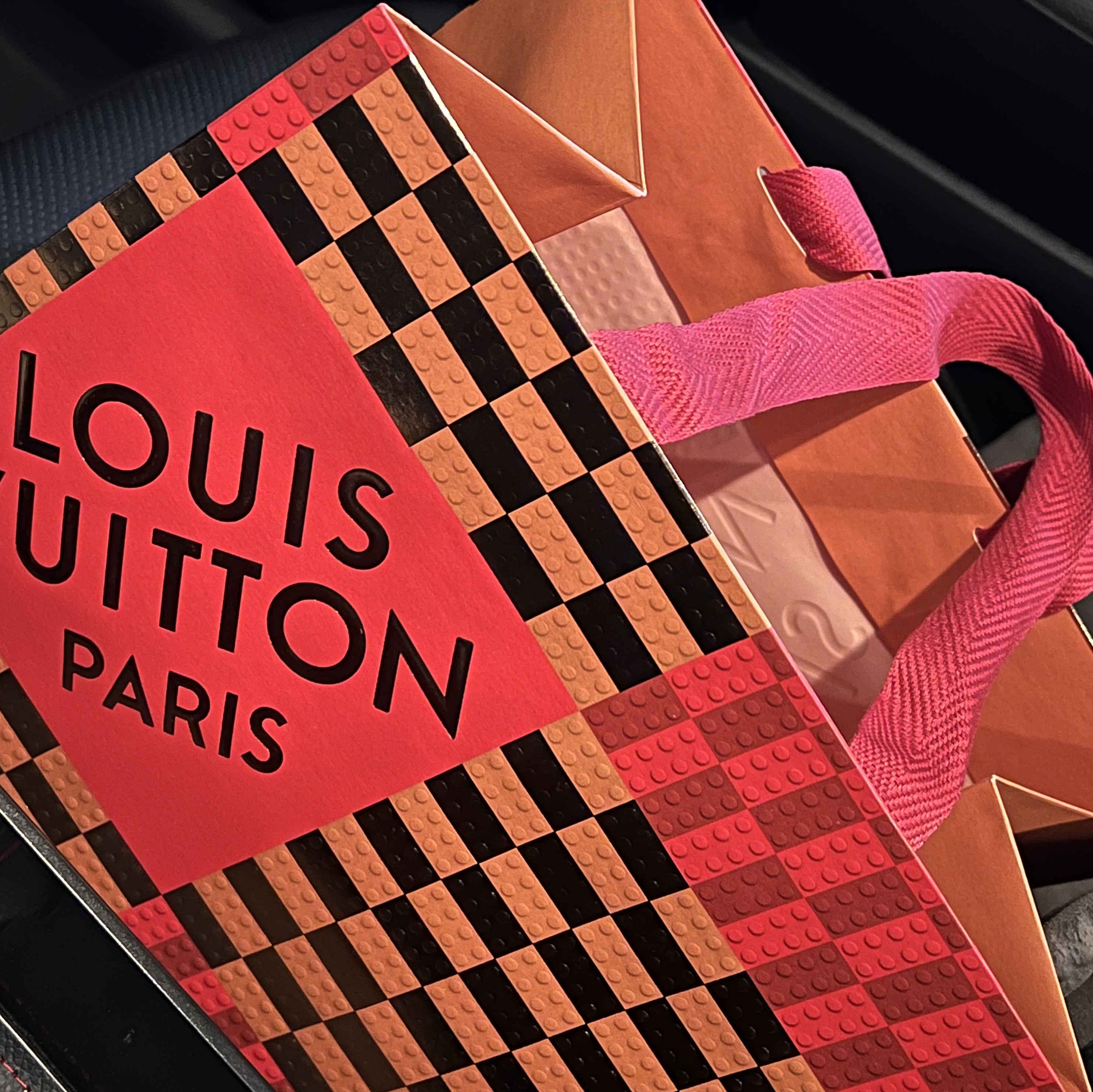 Louis Vuitton Business Card Holder Monogram Embossed Leather Black 착용 스타일 - 3