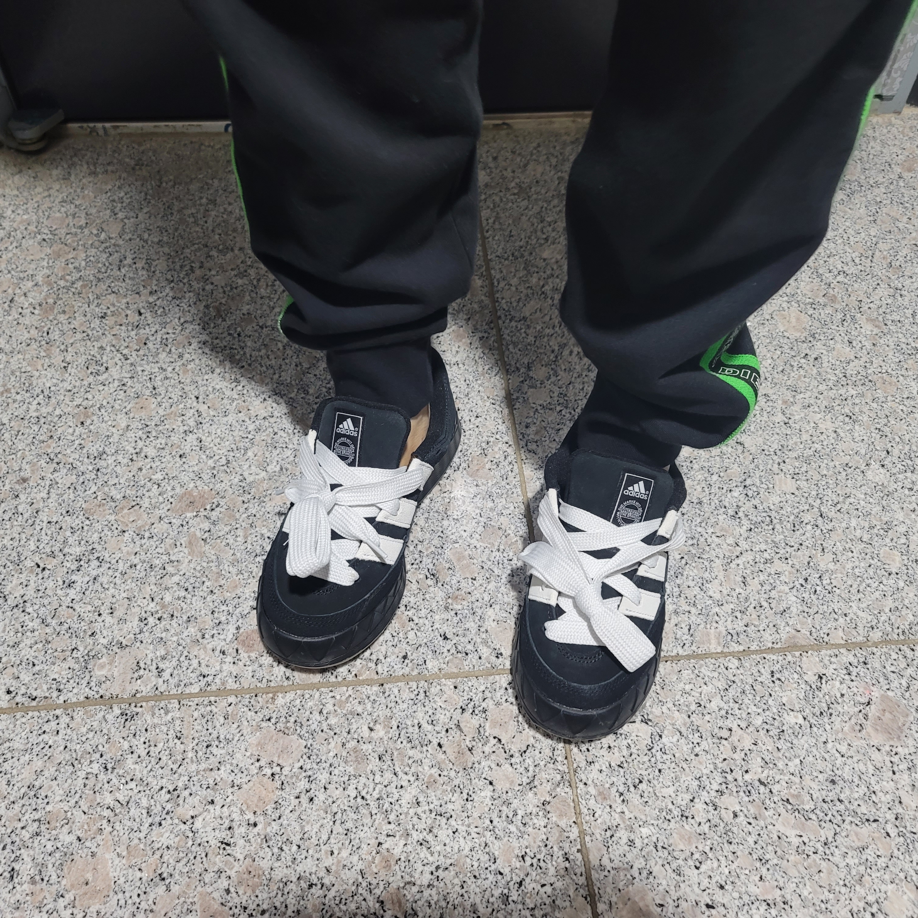Adidas Adimatic Core Black Crystal White 착용 스타일 - 2