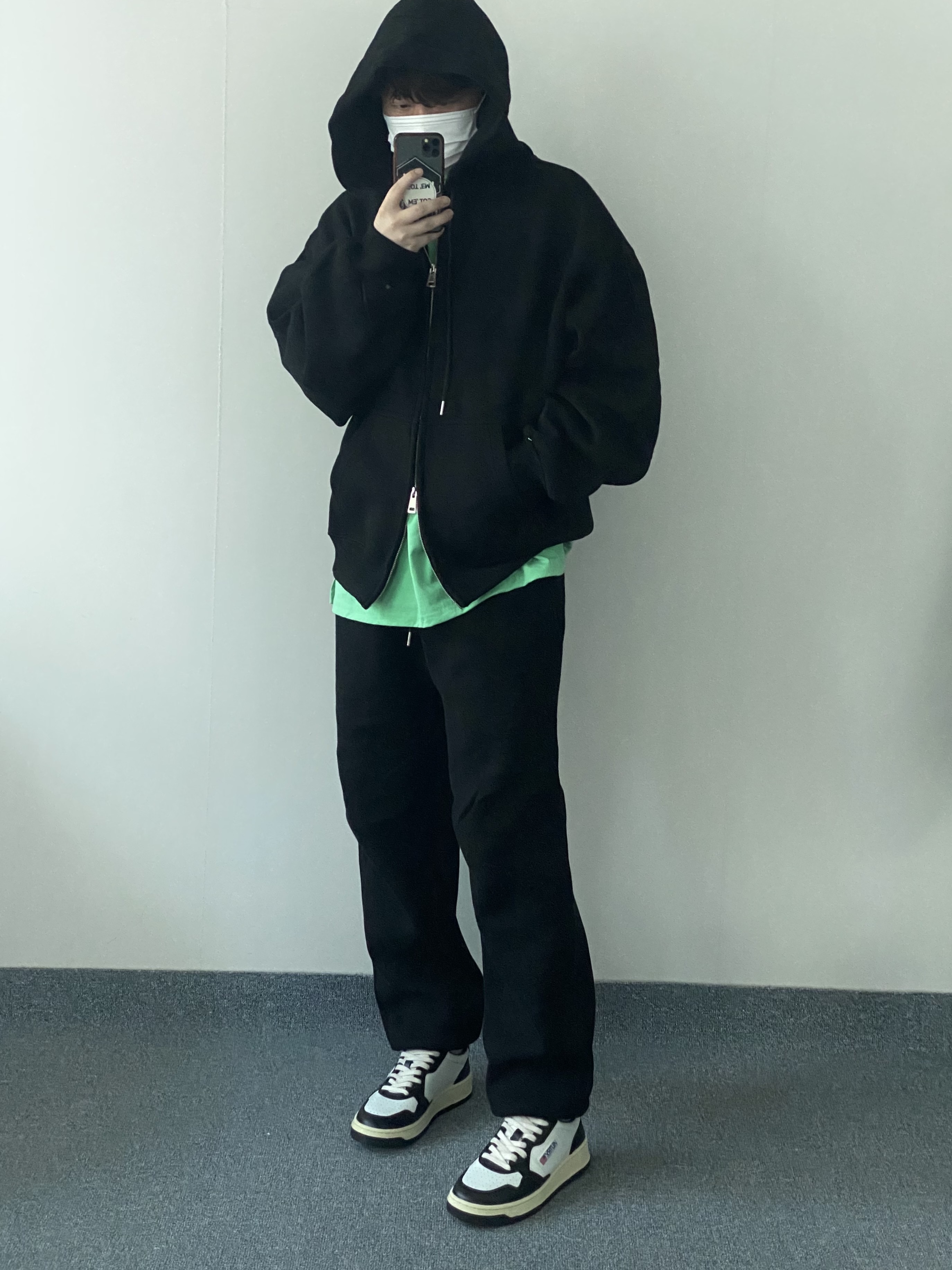 (W) Autry Medalist Low Leather Sneakers Black White, Autry Medalist Low Leather Sneakers Black White 착용 스타일 - 1