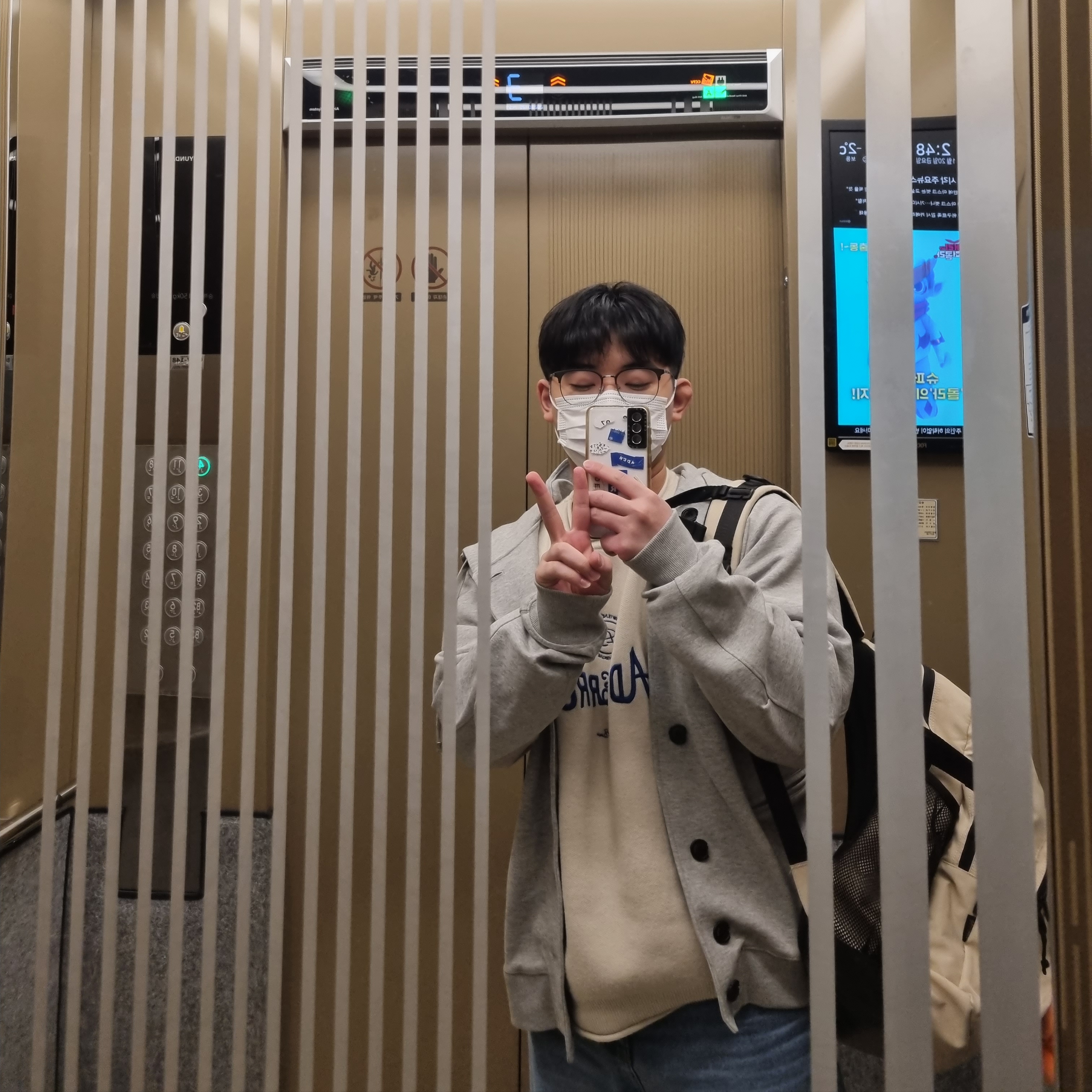 Casetify x Ader Error Ader Sticker Galaxy Case 착용 스타일