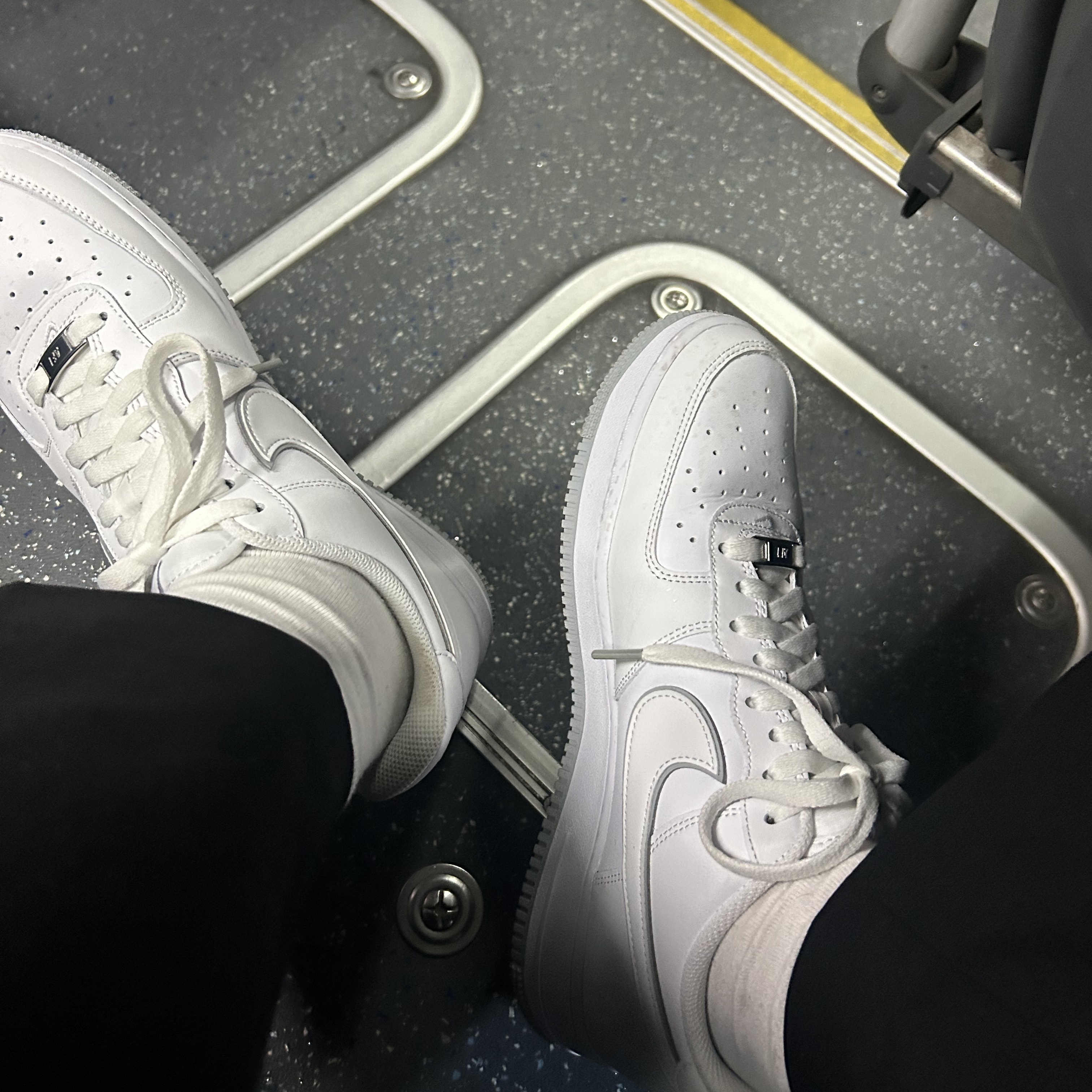 Nike Air Force 1 '07 White Wolf Grey 착용 스타일