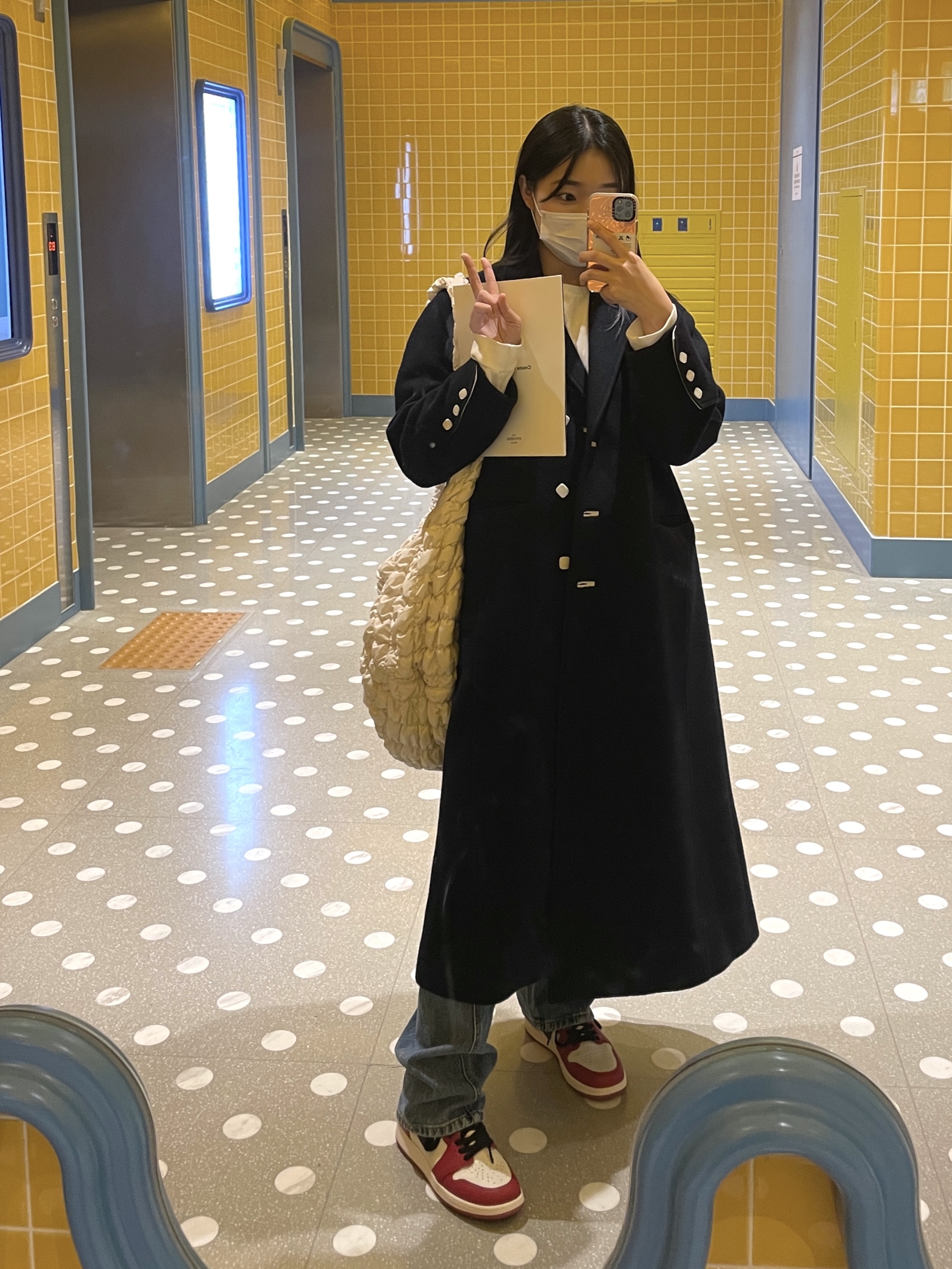 COS Quilted Oversized Shoulder Bag Off White Light Beige, Jordan 1 Retro High OG Chicago 2022 착용 스타일 - 3