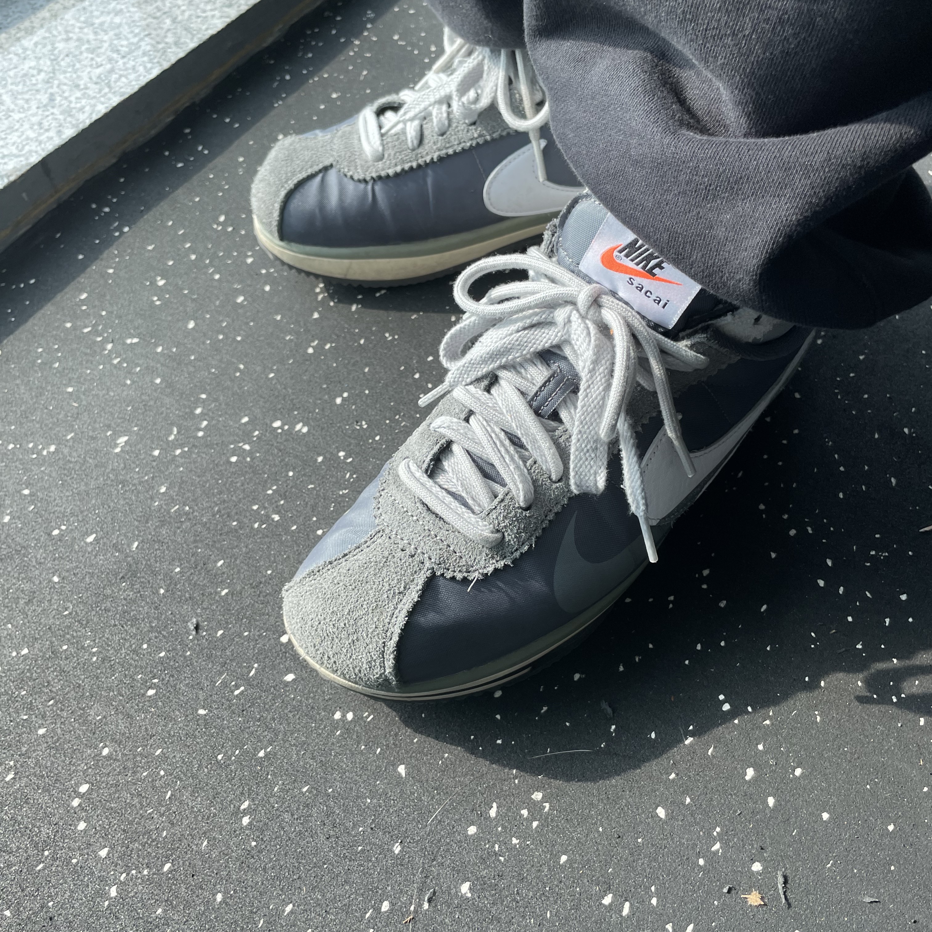 Nike x Sacai Zoom Cortez SP Iron Grey, Nike x Stussy NRG RA Washed Fleece Pants Black (DN4030-010) 착용 스타일 - 1