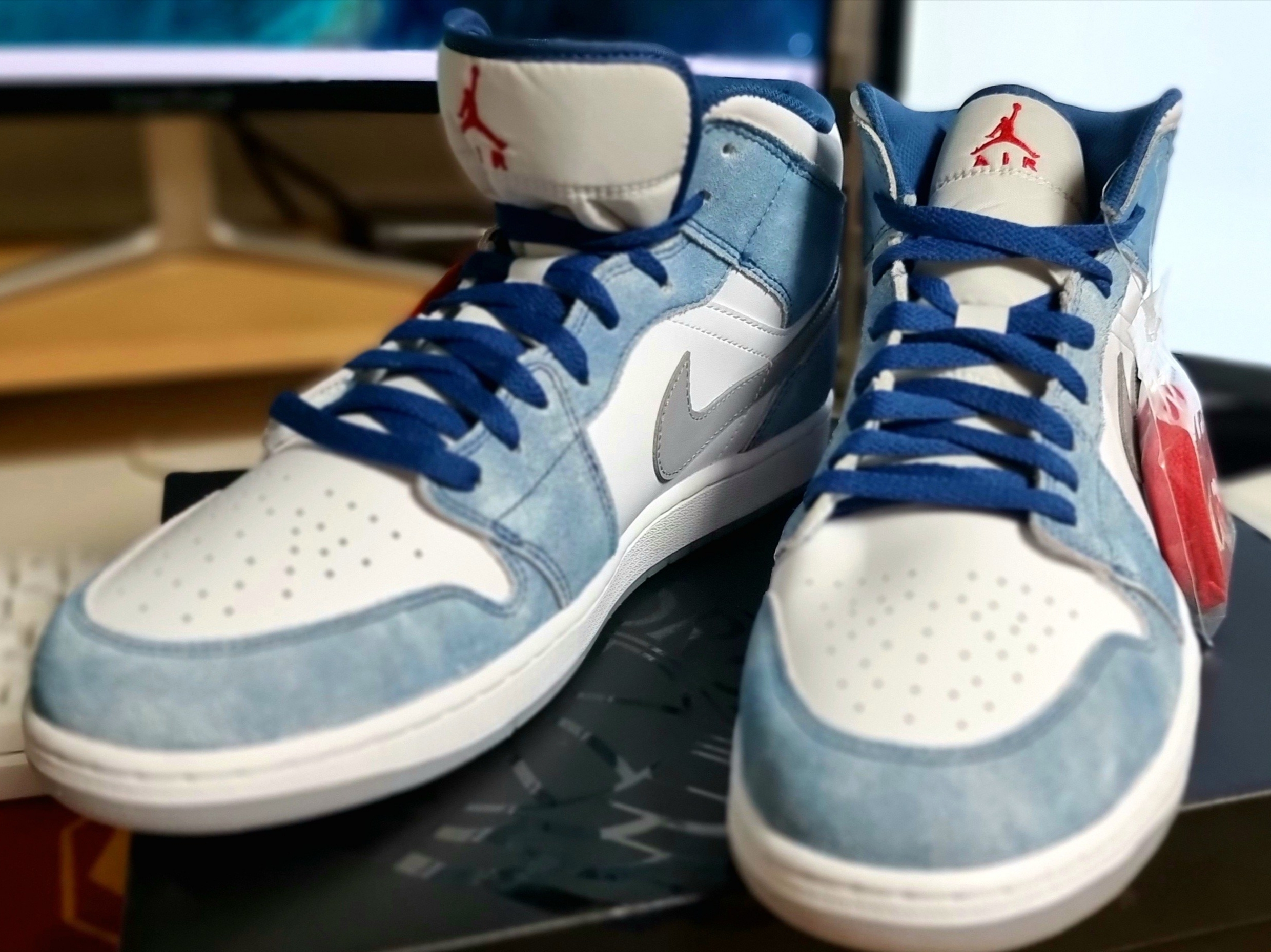 Jordan 1 Mid SE French Blue Fire Red 착용 스타일