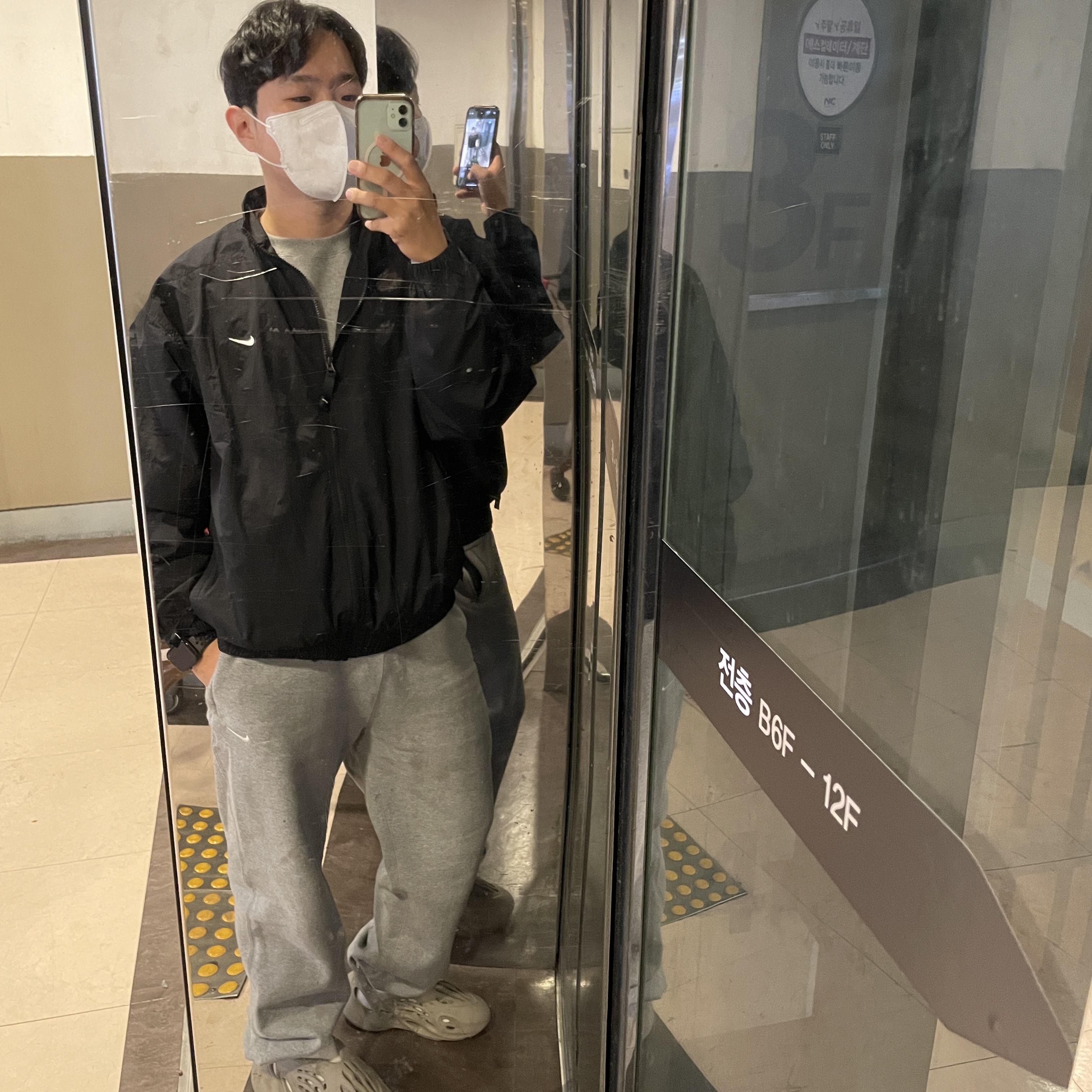 Adidas Yeezy Foam RNNR Stone Sage, Nike NRG Solo Swoosh Woven Track Jacket Black - Asia 착용 스타일