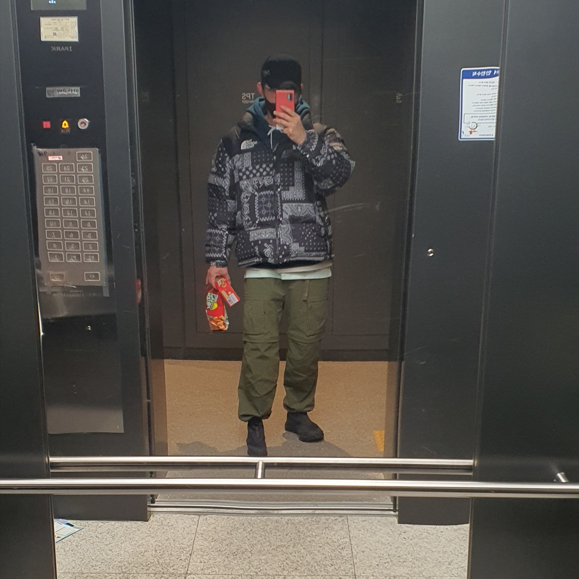 Nike ACG Mountain Fly Gore-Tex Black and Dark Grey, Nike ACG Smith Summit Cargo Pants Rough Green - Asia 착용 스타일
