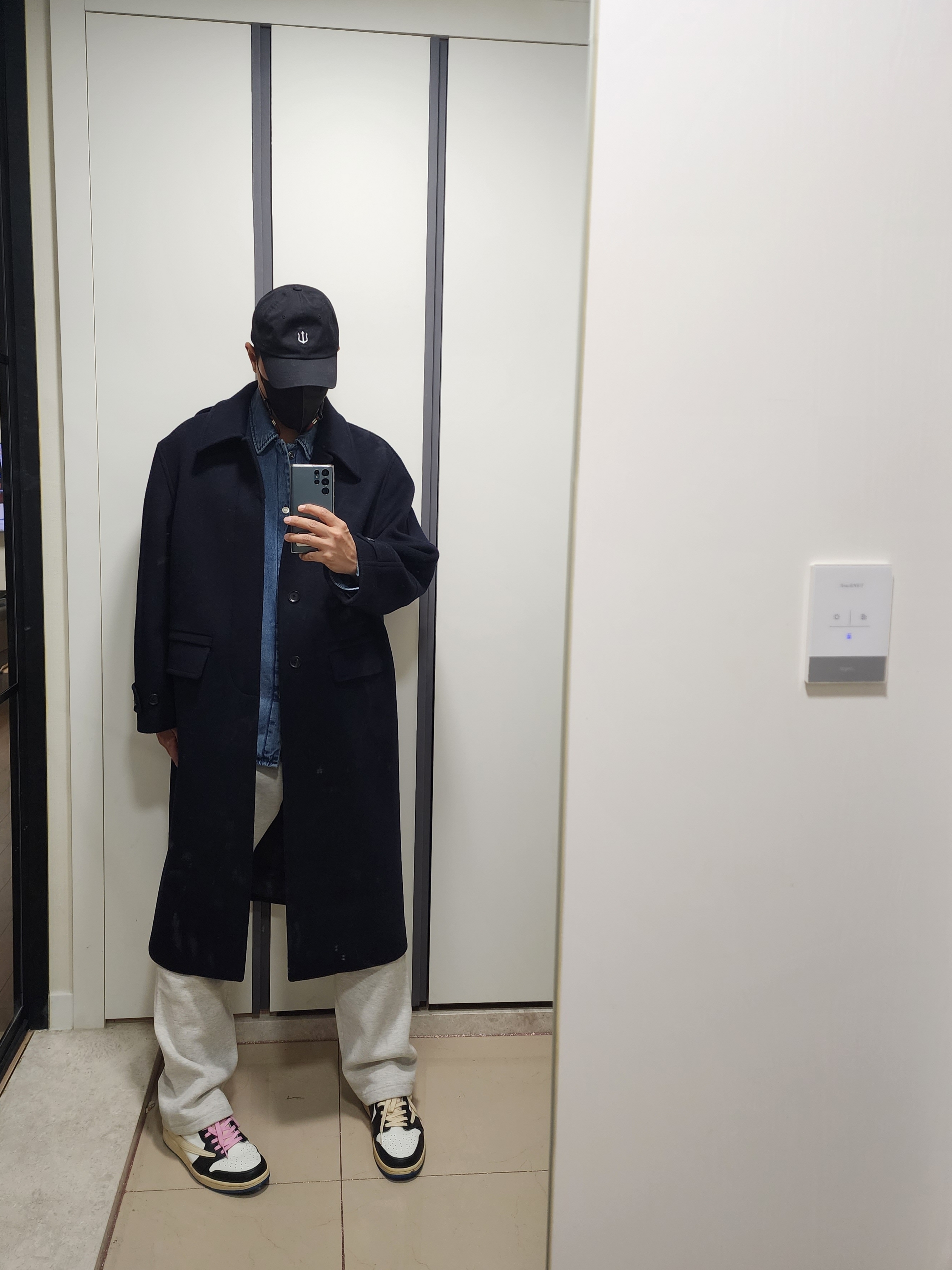 Essentials The Core Collection Relaxed Sweatpants Light Oatmeal, Jordan 1 x Travis Scott x Fragment Retro Low OG SP Military Blue 착용 스타일