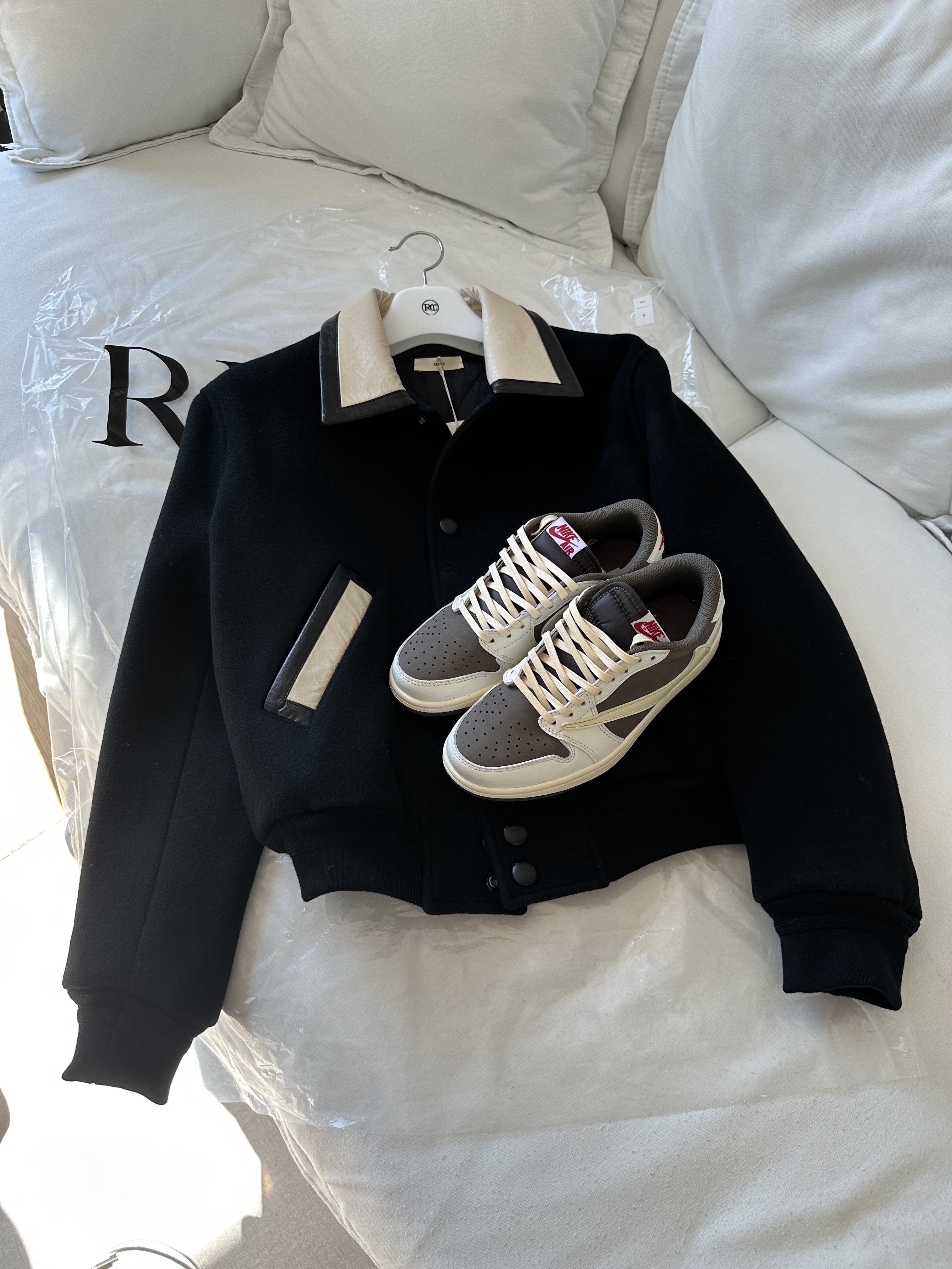 Jordan 1 x Travis Scott Retro Low OG SP Sail and Ridgerock 착용 스타일
