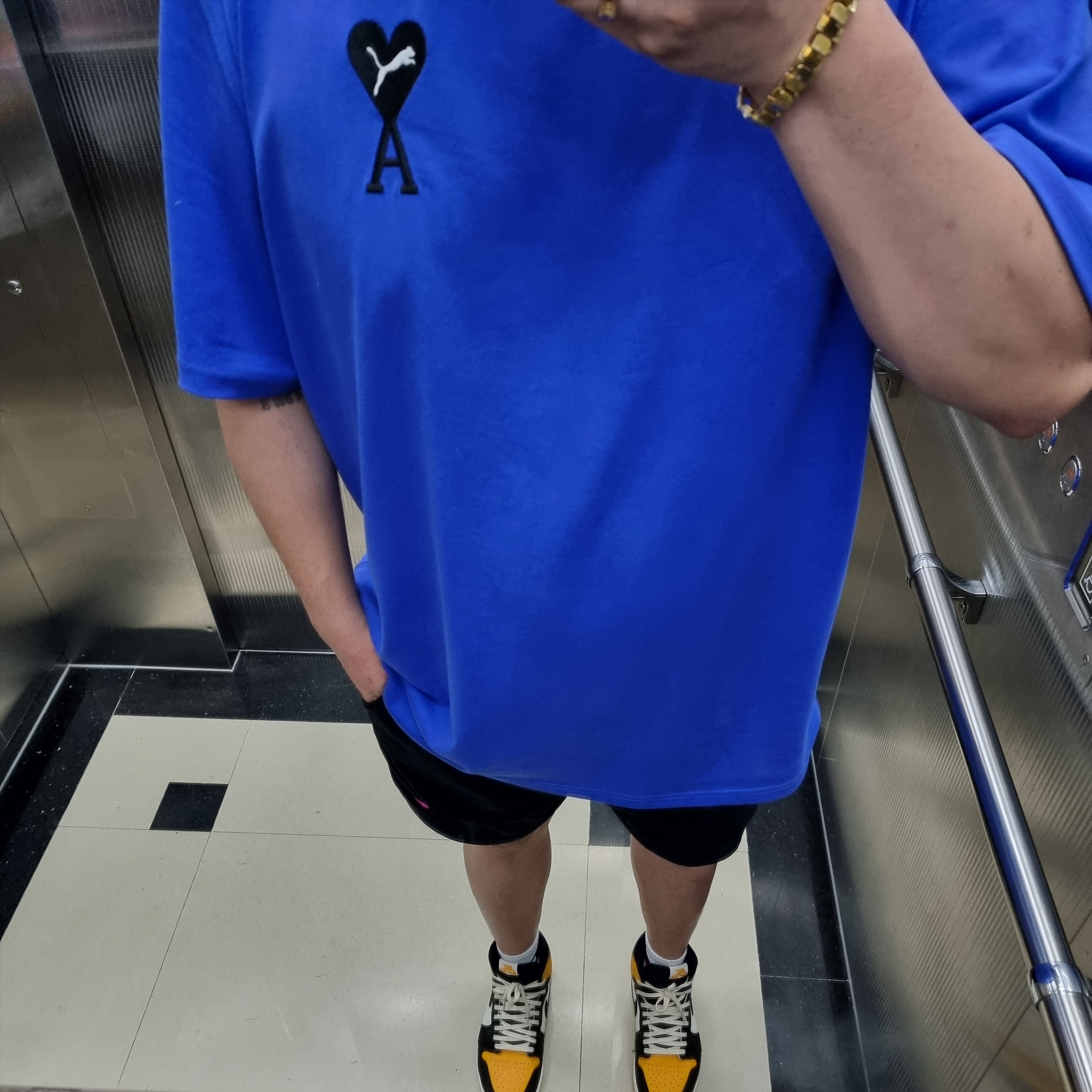 Puma x AMI Graphic T-Shirt Dazzling Blue, Jordan 1 Retro High OG Taxi 착용 스타일