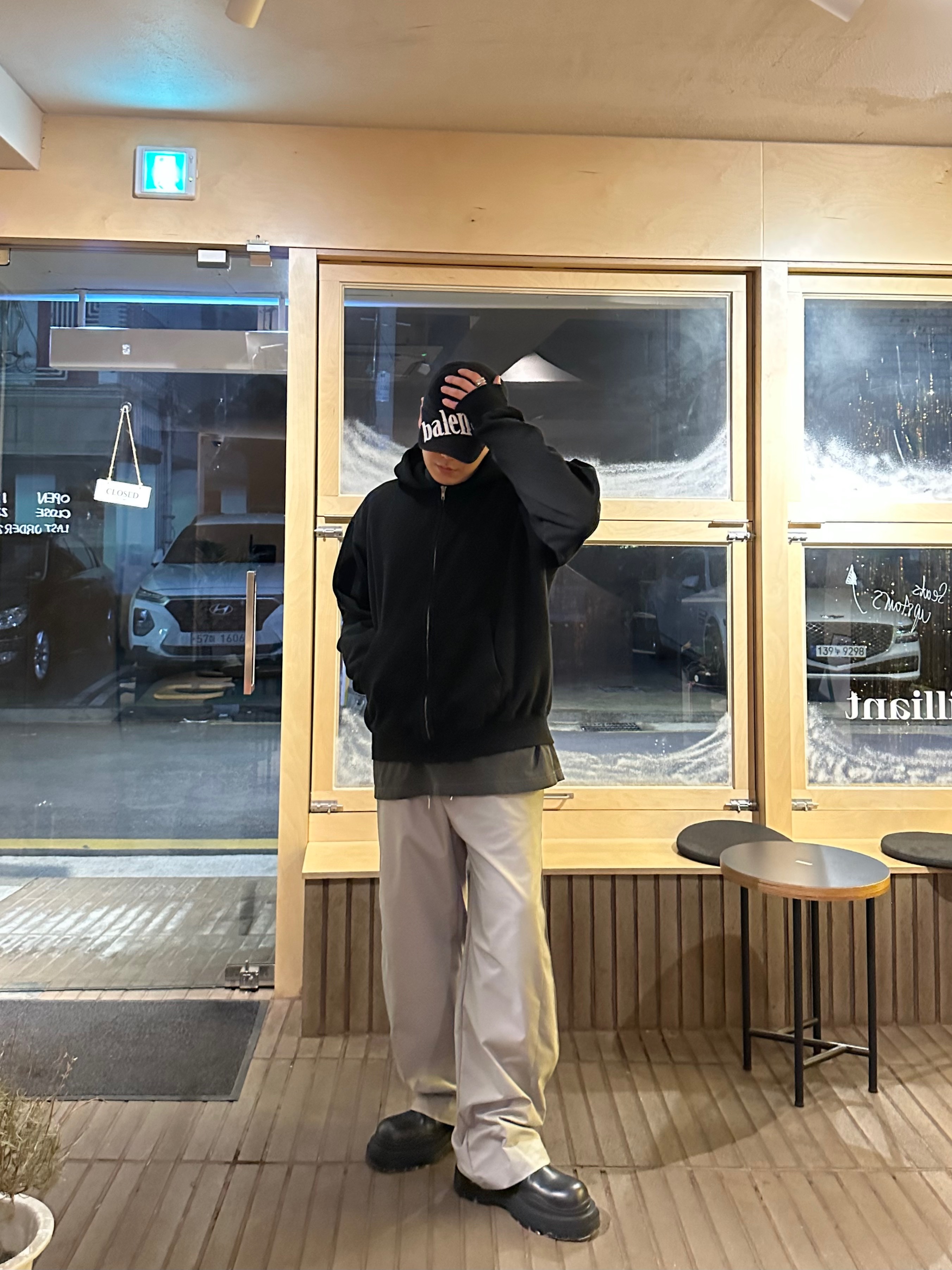 Yeezy Gap Engineered By Balenciaga Flame Cap Black, Bottega Veneta Tire Ankle Chelsea Boots Black Cruise 착용 스타일 - 2