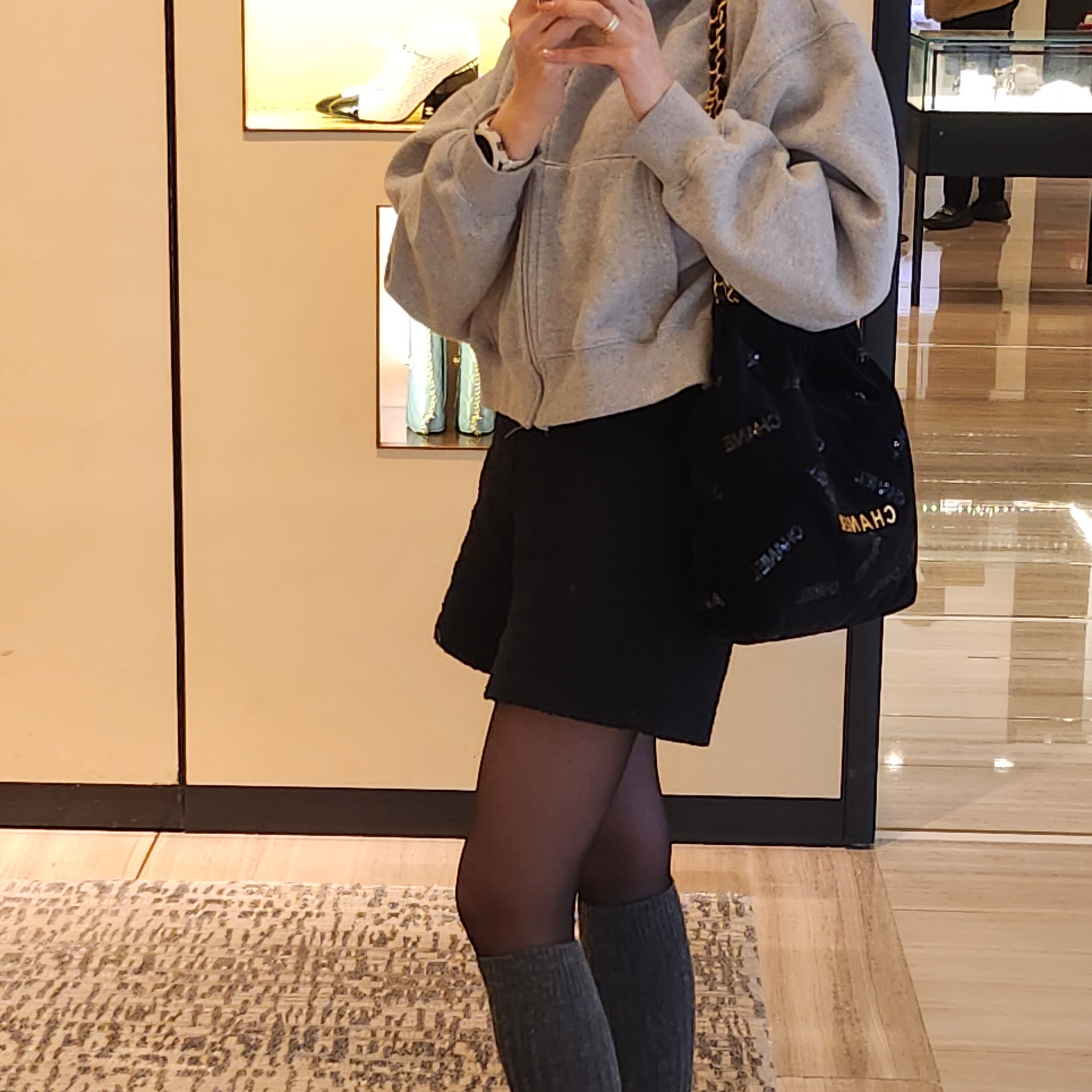 Chanel 22 Small Handbag Shiny Calfskin & Gold Black 착용 스타일