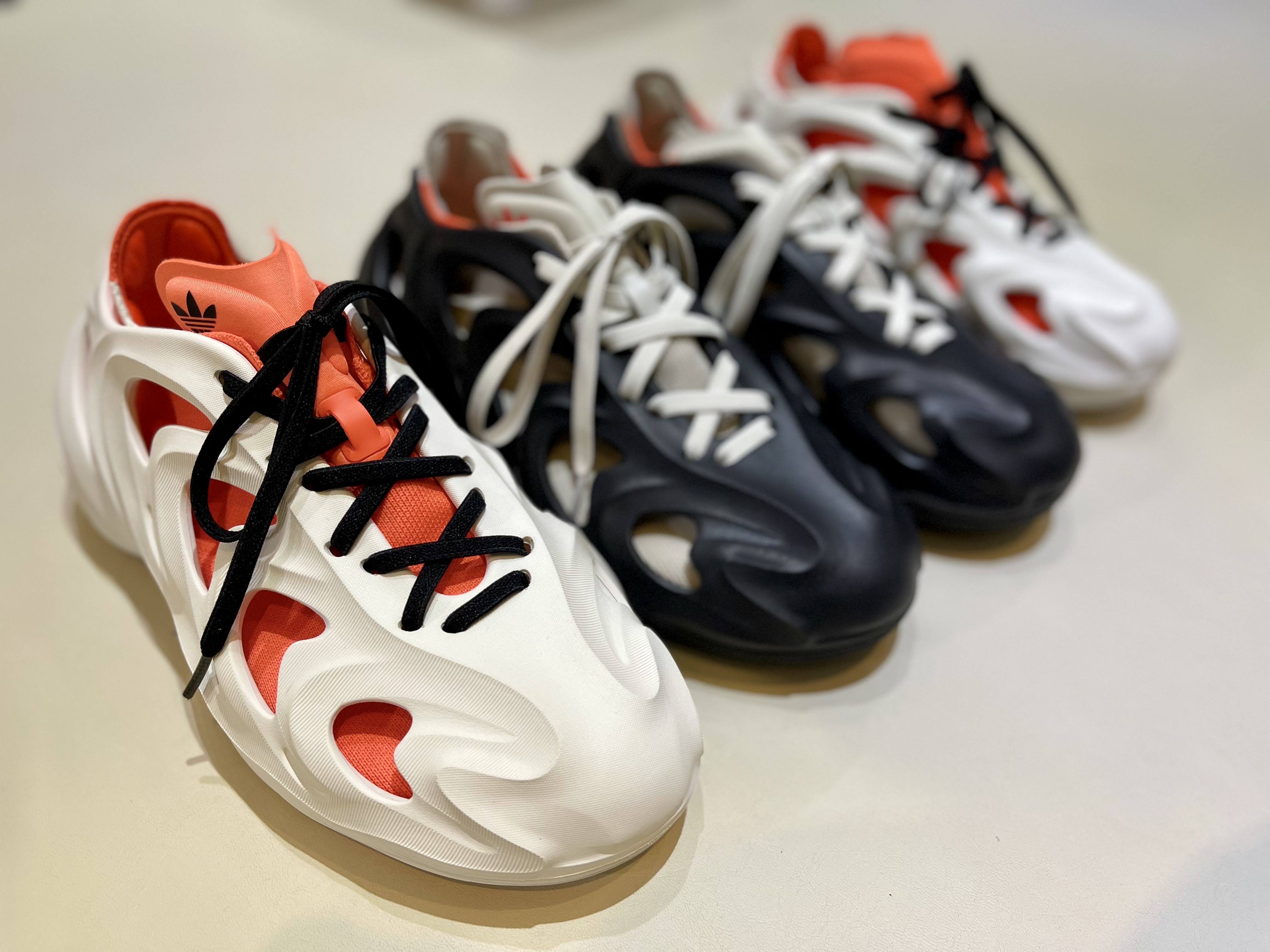 Adidas Adifom Q Off White, Adidas Adifom Q Core Black Imperial Orange 착용 스타일 - 4