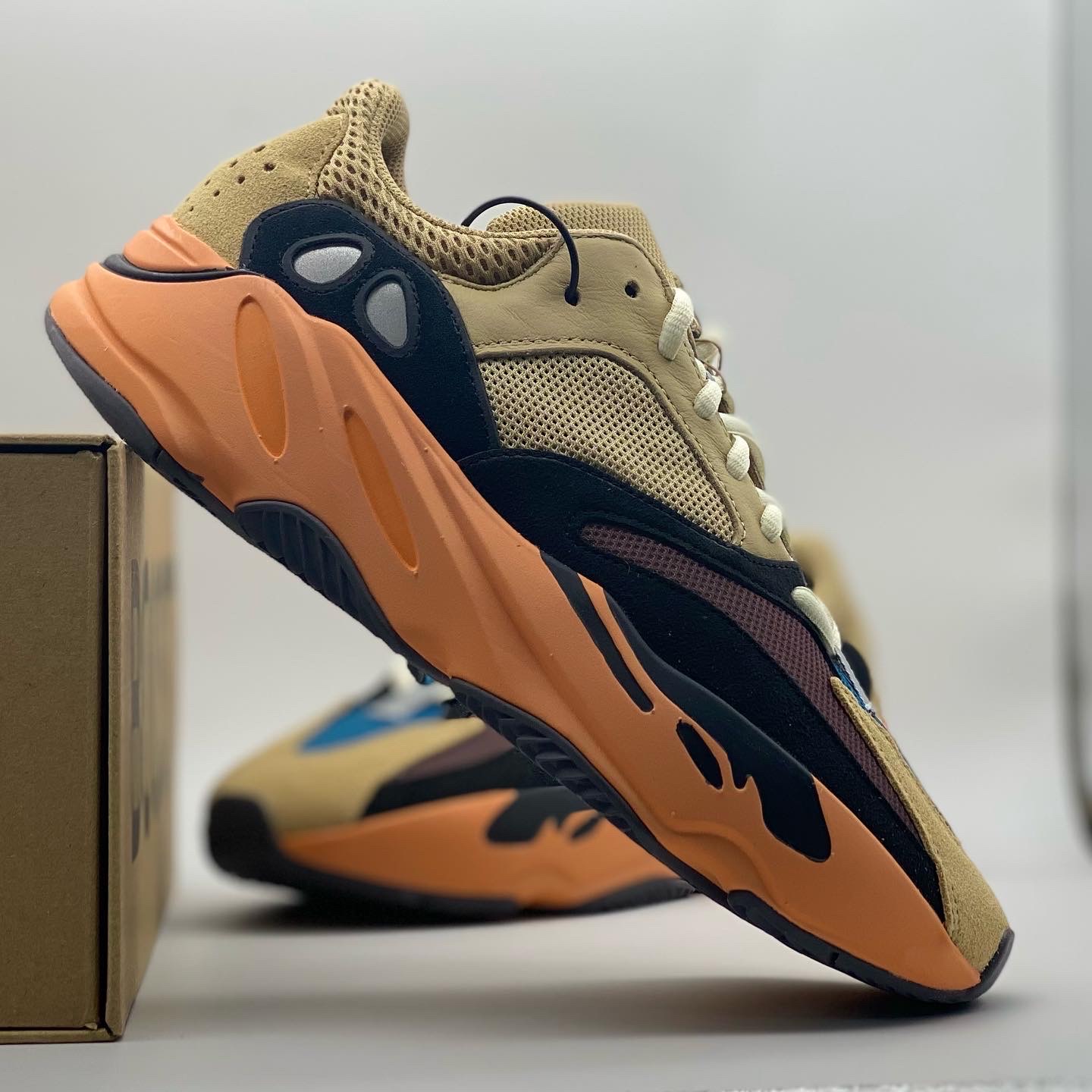 Adidas Yeezy Boost 700 Enflame Amber 착용 스타일 - 4
