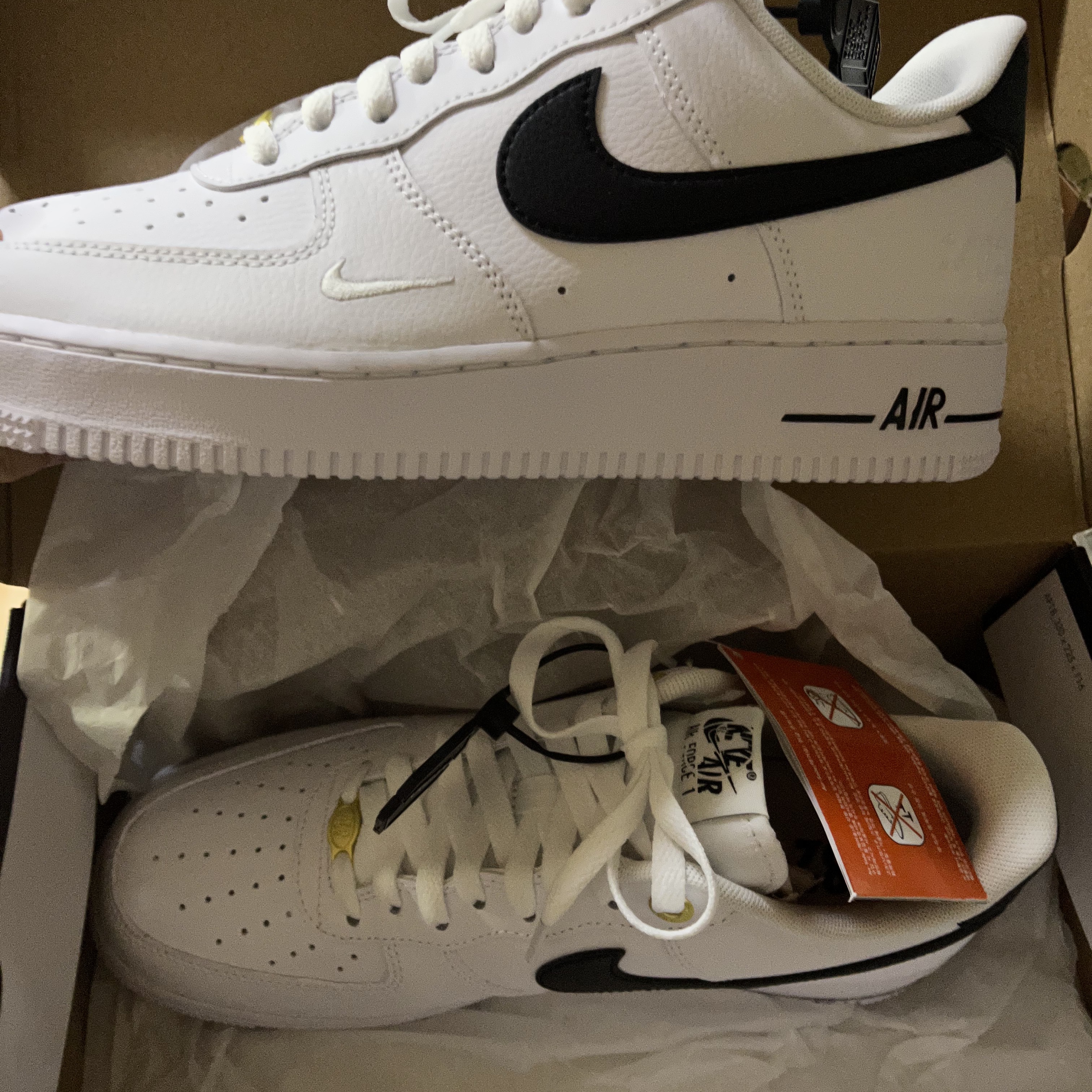 Nike Air Force 1 '07 LV8 40th Anniversary Join Forces White Black 착용 스타일 - 3