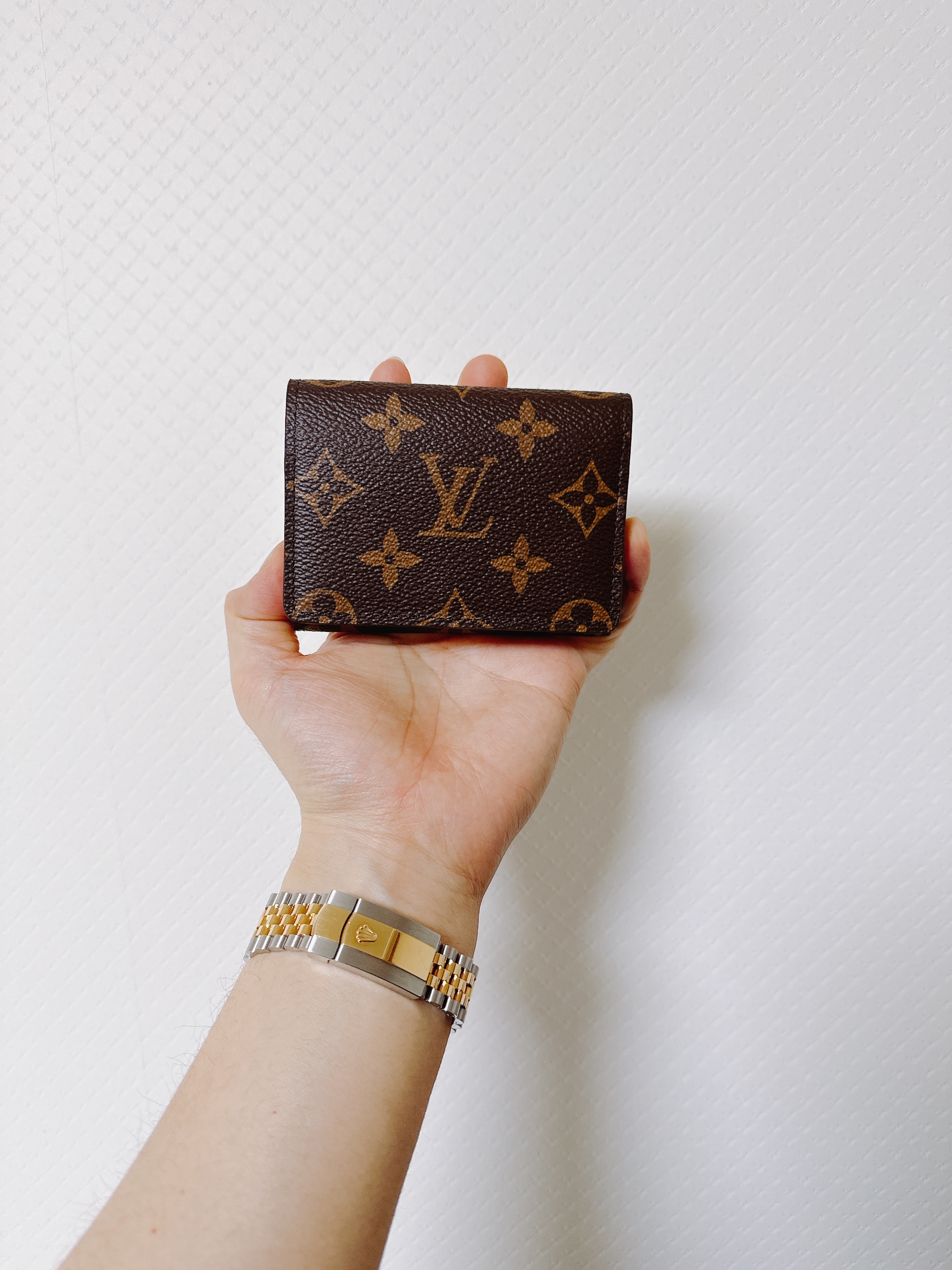 Louis Vuitton Envelope Business Card Holder Monogram 착용 스타일 - 1