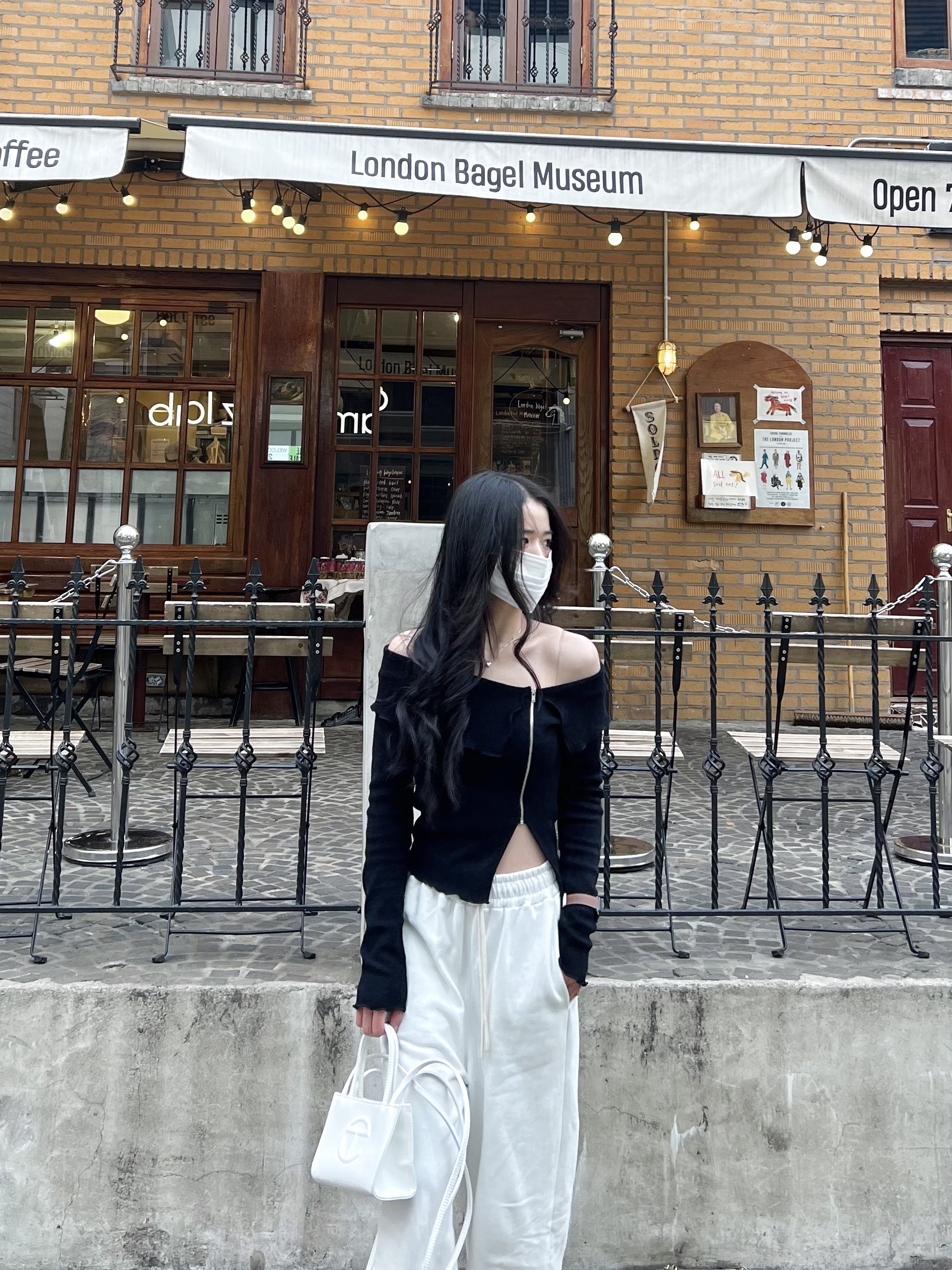 (W) UGG Classic Mini II Boots Chestnut, Telfar Small Shopping Bag White 착용 스타일 - 5