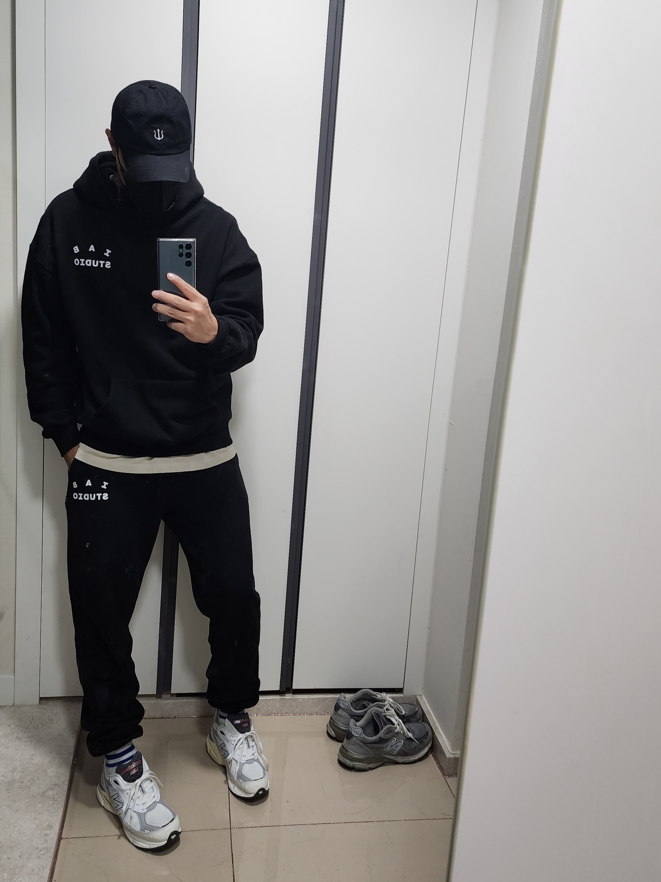 New Balance 990v3 Made in USA Sea Salt, IAB Studio Sweatpants Black White - 22SS 착용 스타일 - 4